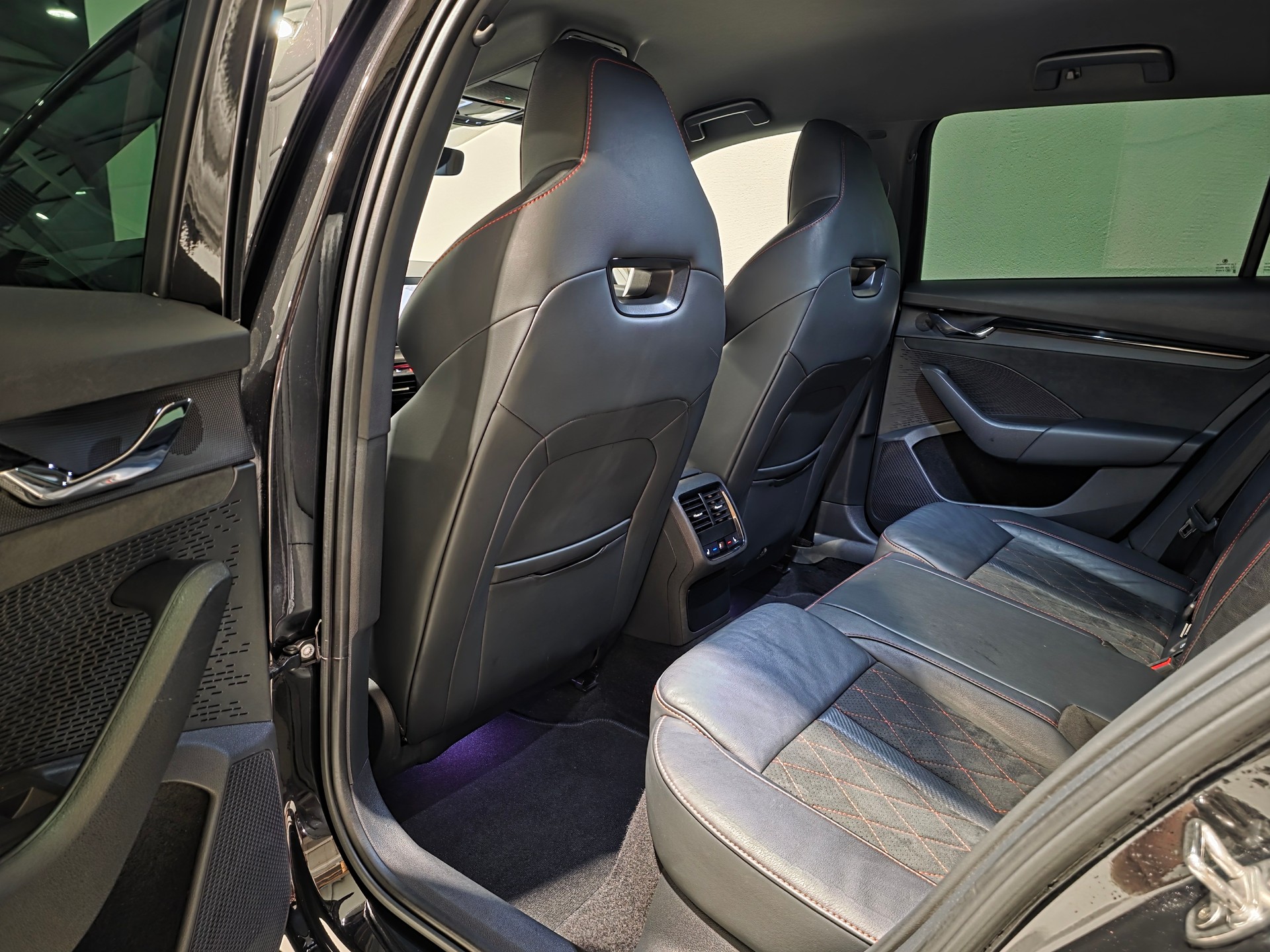 SKODA Octavia Combi 2.0 TSI DSG RS-image-15
