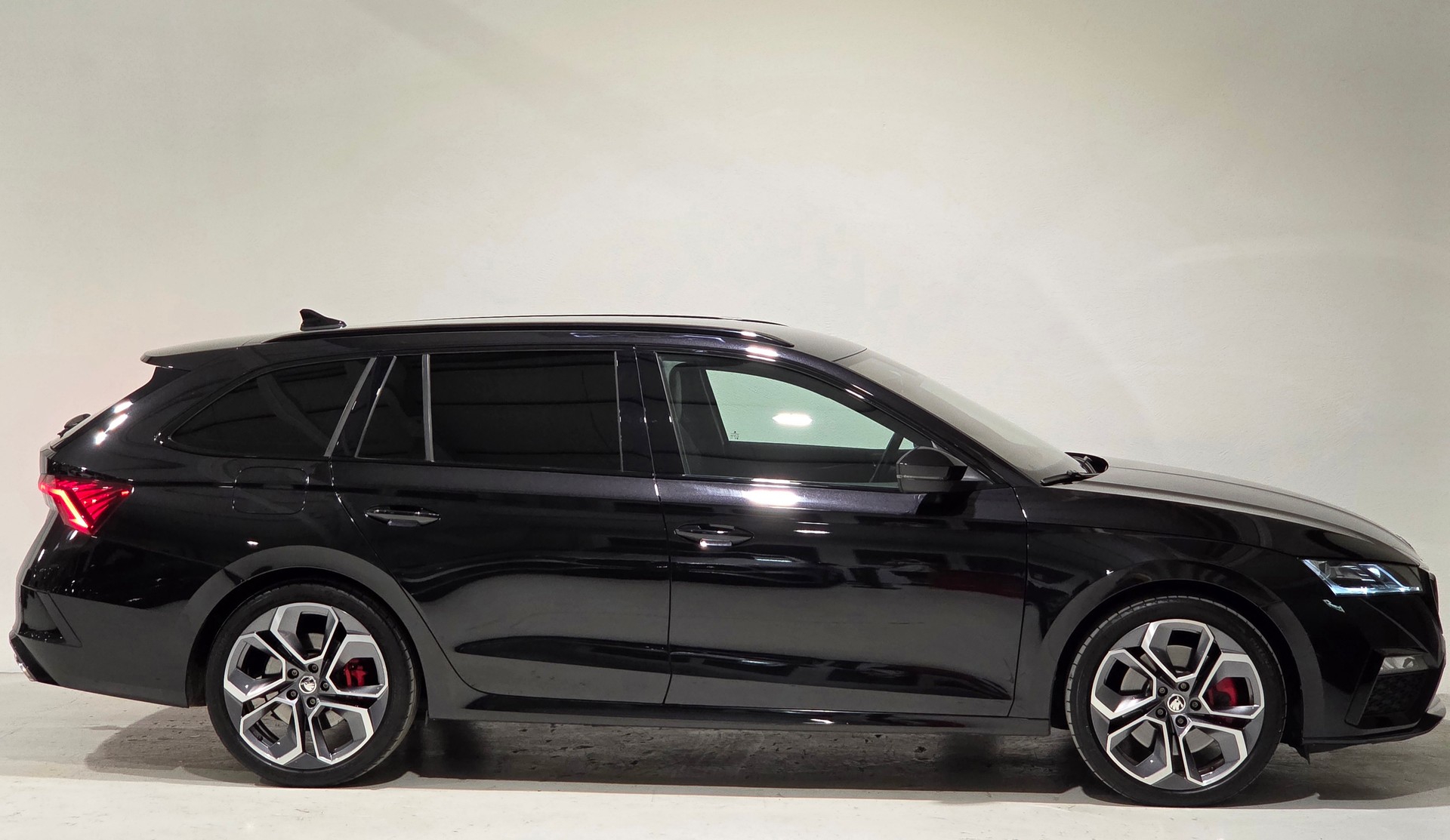 SKODA Octavia Combi 2.0 TSI DSG RS-image-26