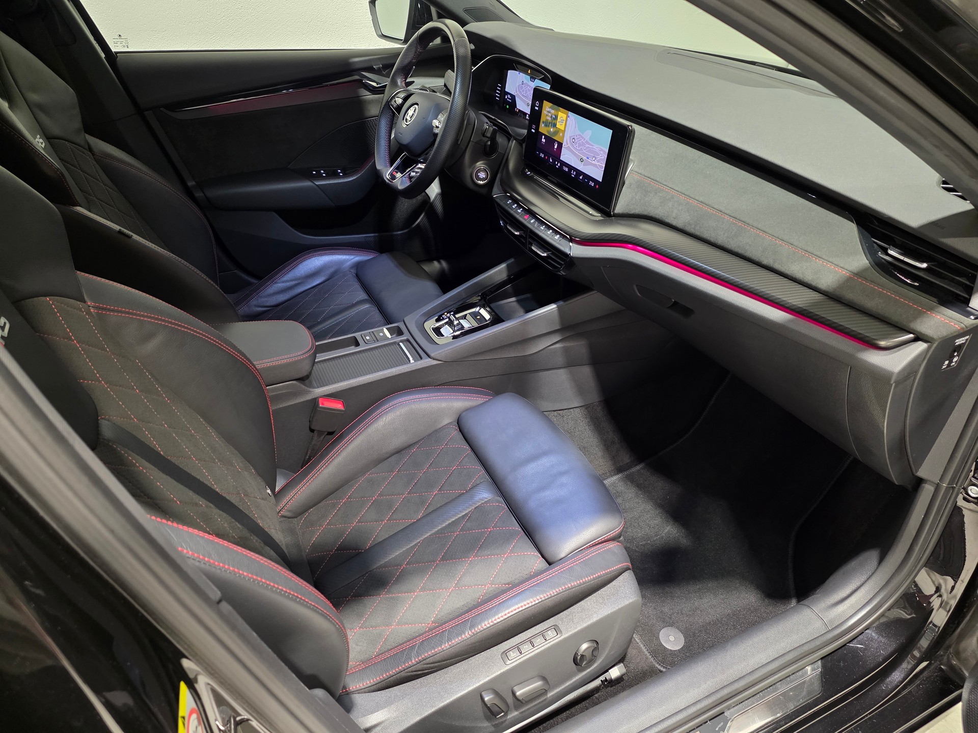 SKODA Octavia Combi 2.0 TSI DSG RS-image-21