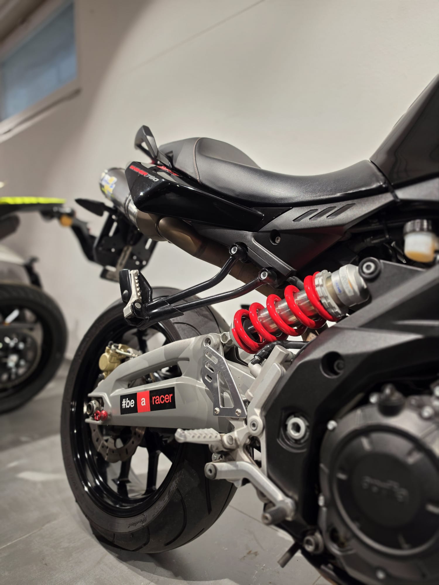 APRILIA Shiver-showroom-element-3