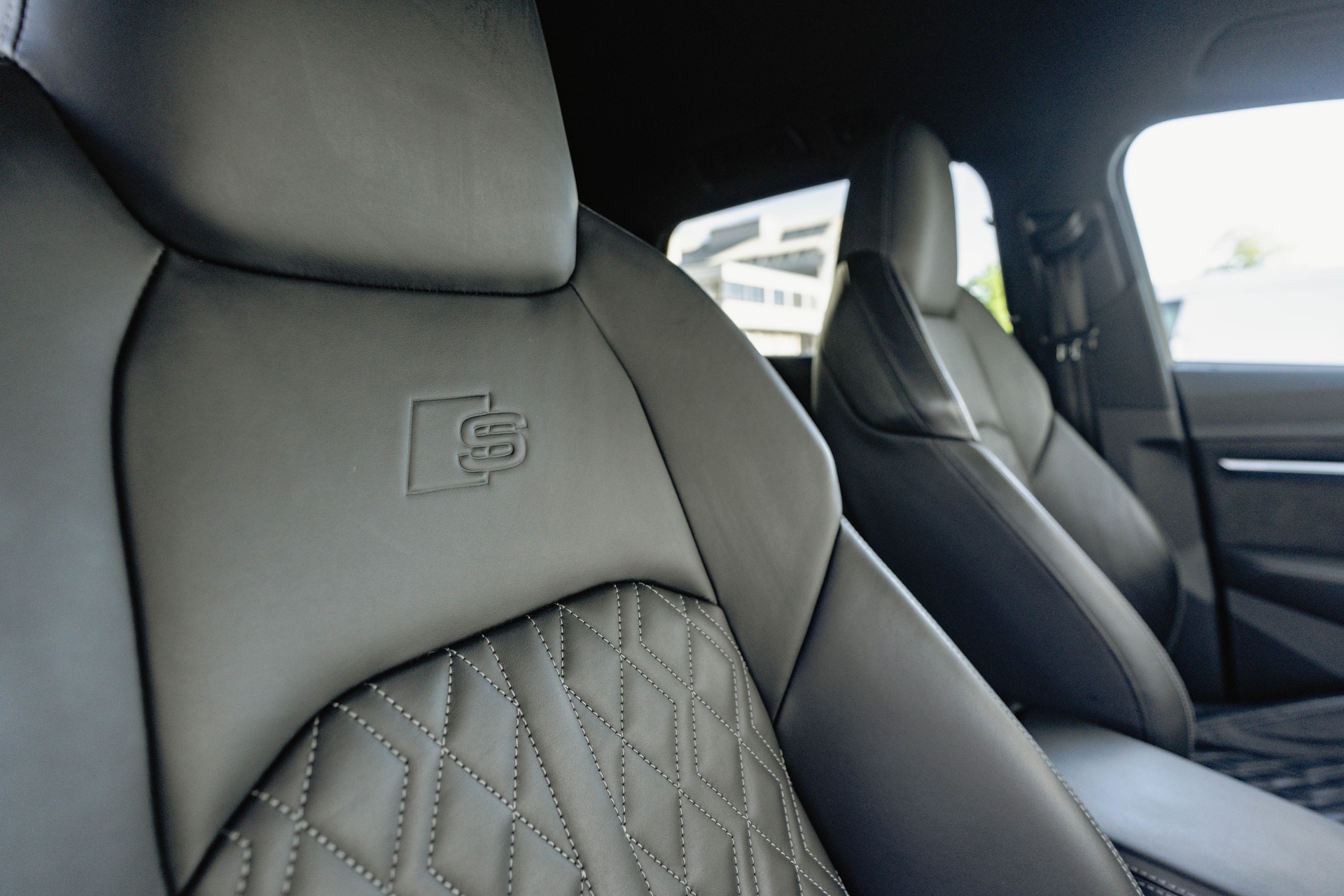 AUDI e-tron S quattro * FRISCH AB MFK * TRAUMHAFTE AUSSTATTUNG * SOH 95,3% *-image-18