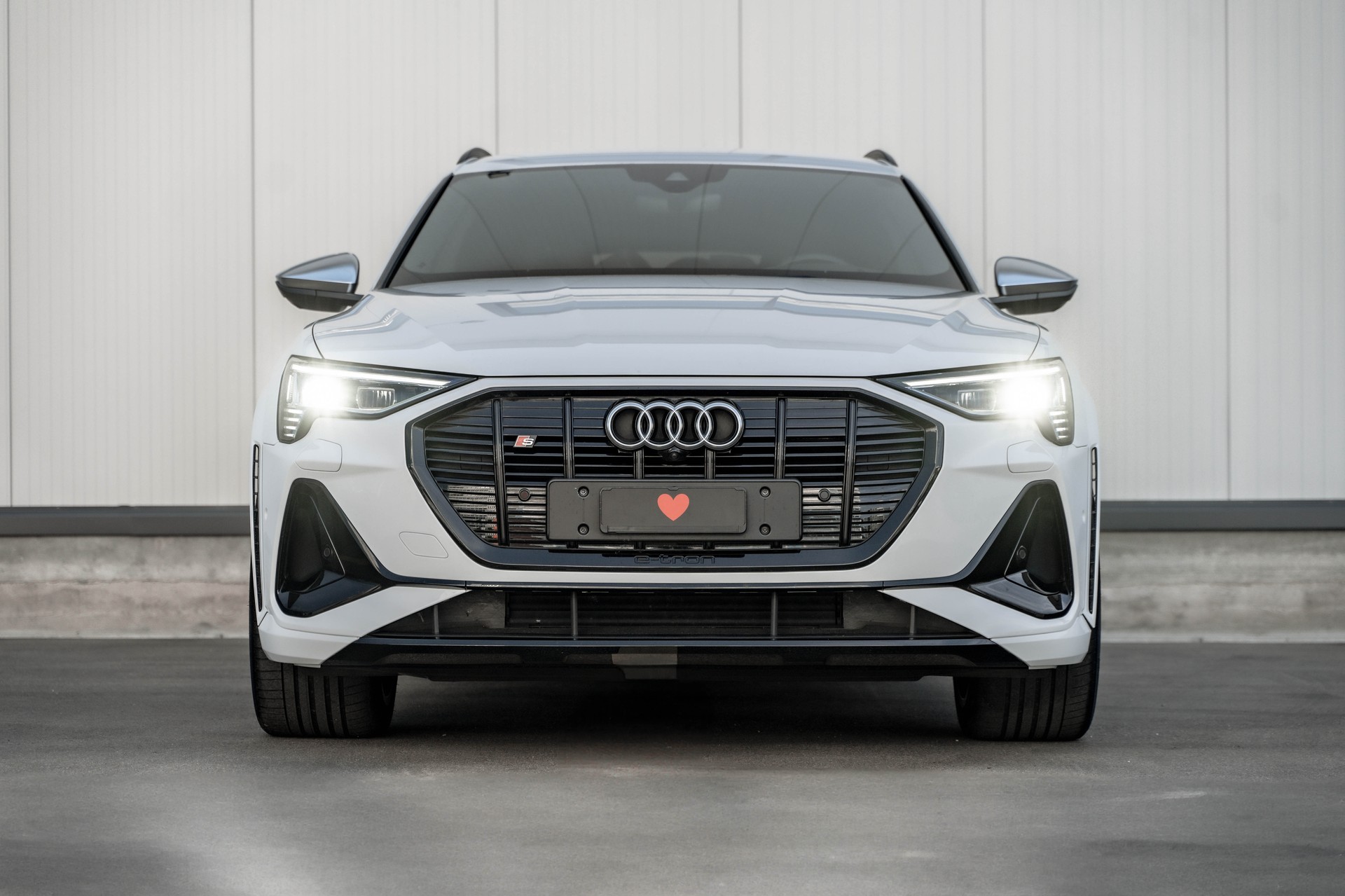 AUDI e-tron S quattro * FRISCH AB MFK * TRAUMHAFTE AUSSTATTUNG * SOH 95,3% *-showroom-element-1