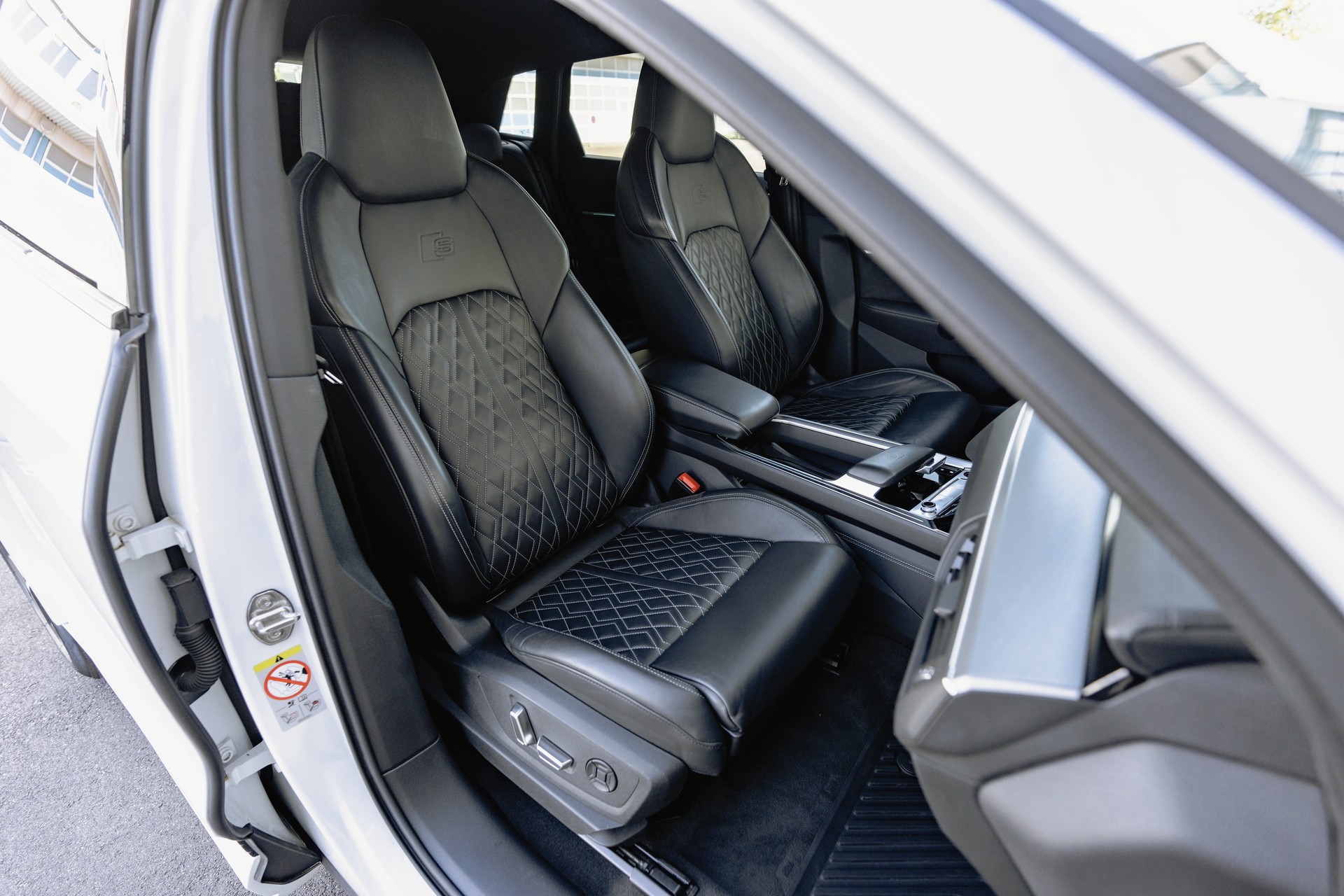 AUDI e-tron S quattro * FRISCH AB MFK * TRAUMHAFTE AUSSTATTUNG * SOH 95,3% *-image-17