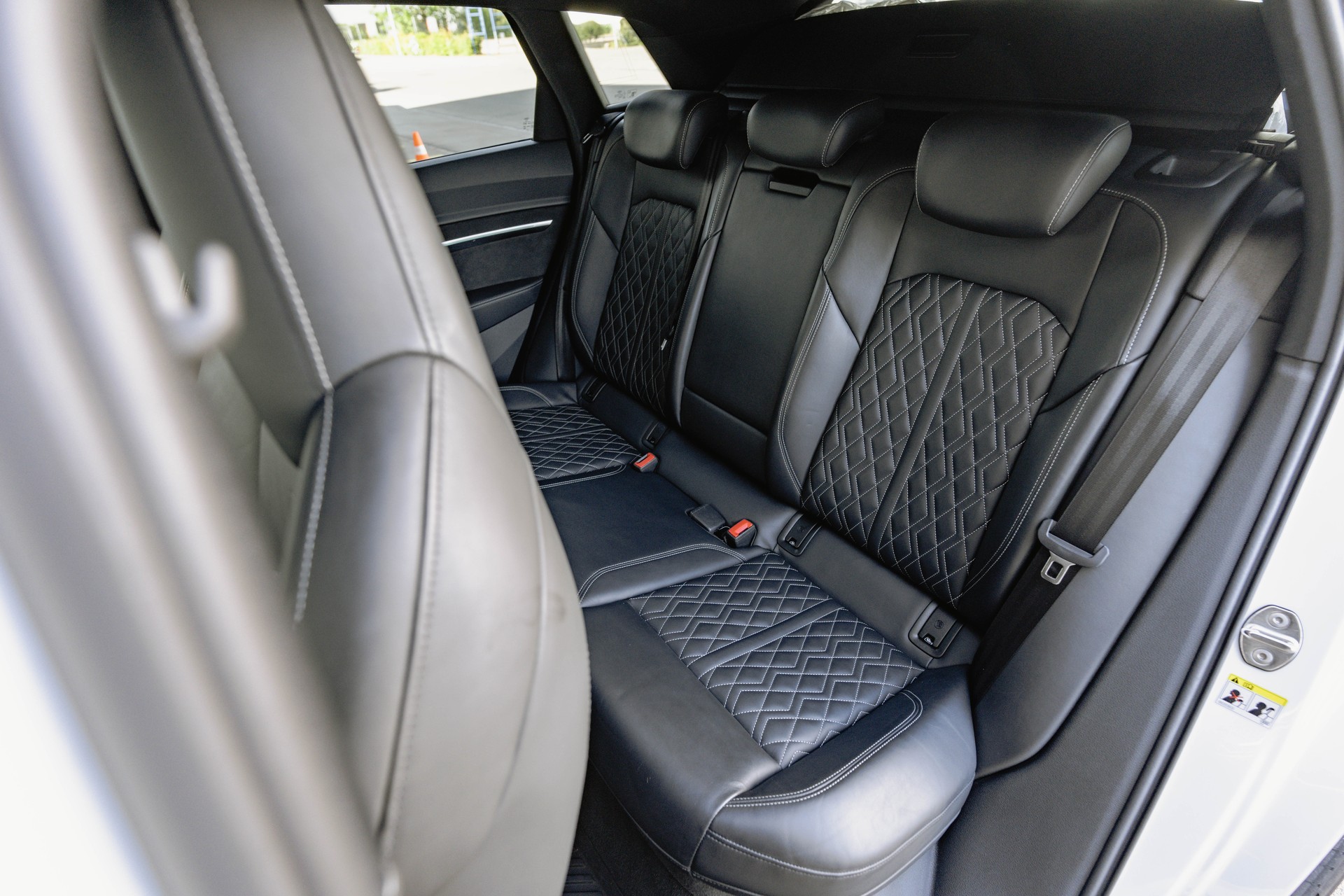 AUDI e-tron S quattro * FRISCH AB MFK * TRAUMHAFTE AUSSTATTUNG * SOH 95,3% *-image-19