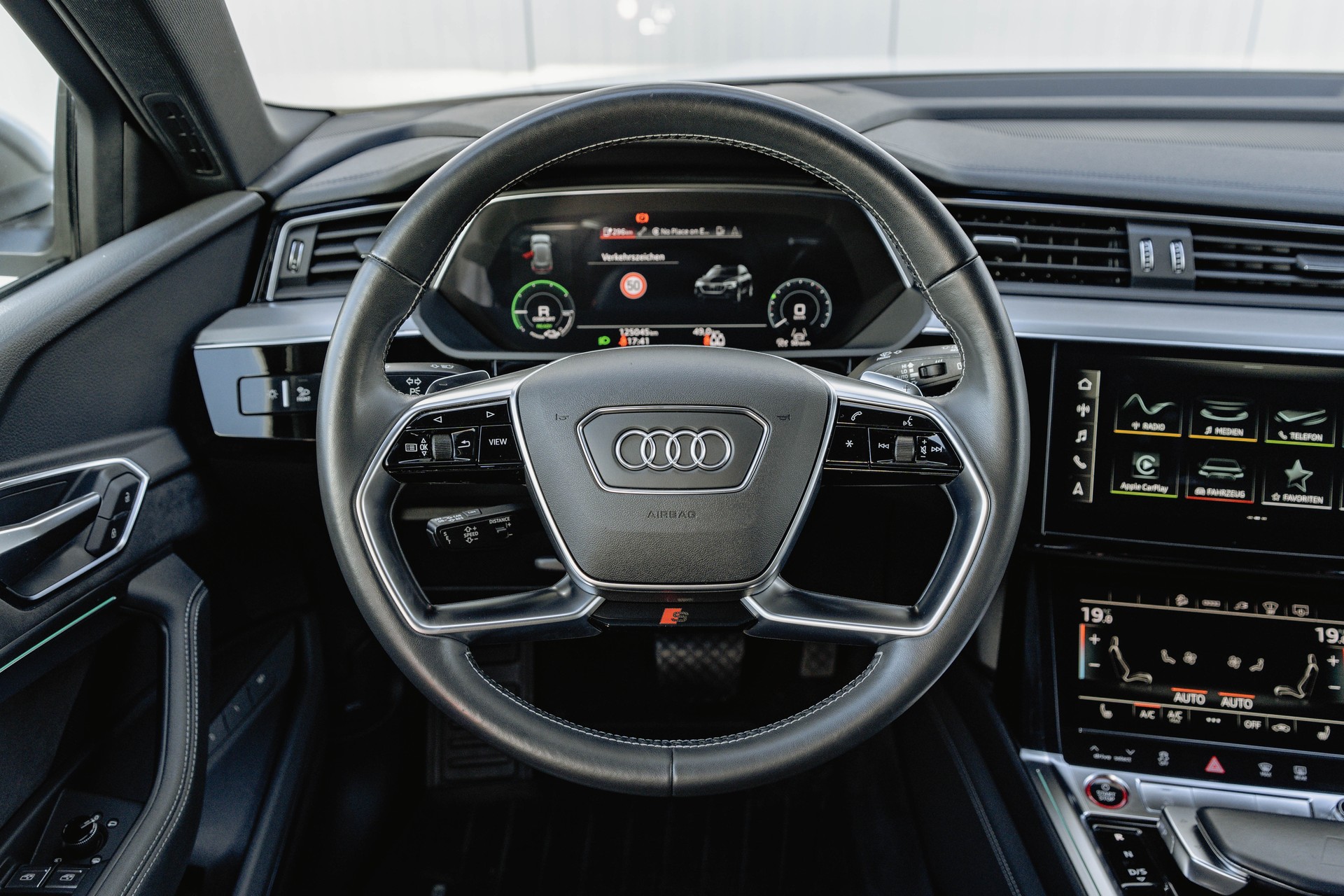 AUDI e-tron S quattro * FRISCH AB MFK * TRAUMHAFTE AUSSTATTUNG * SOH 95,3% *-image-10
