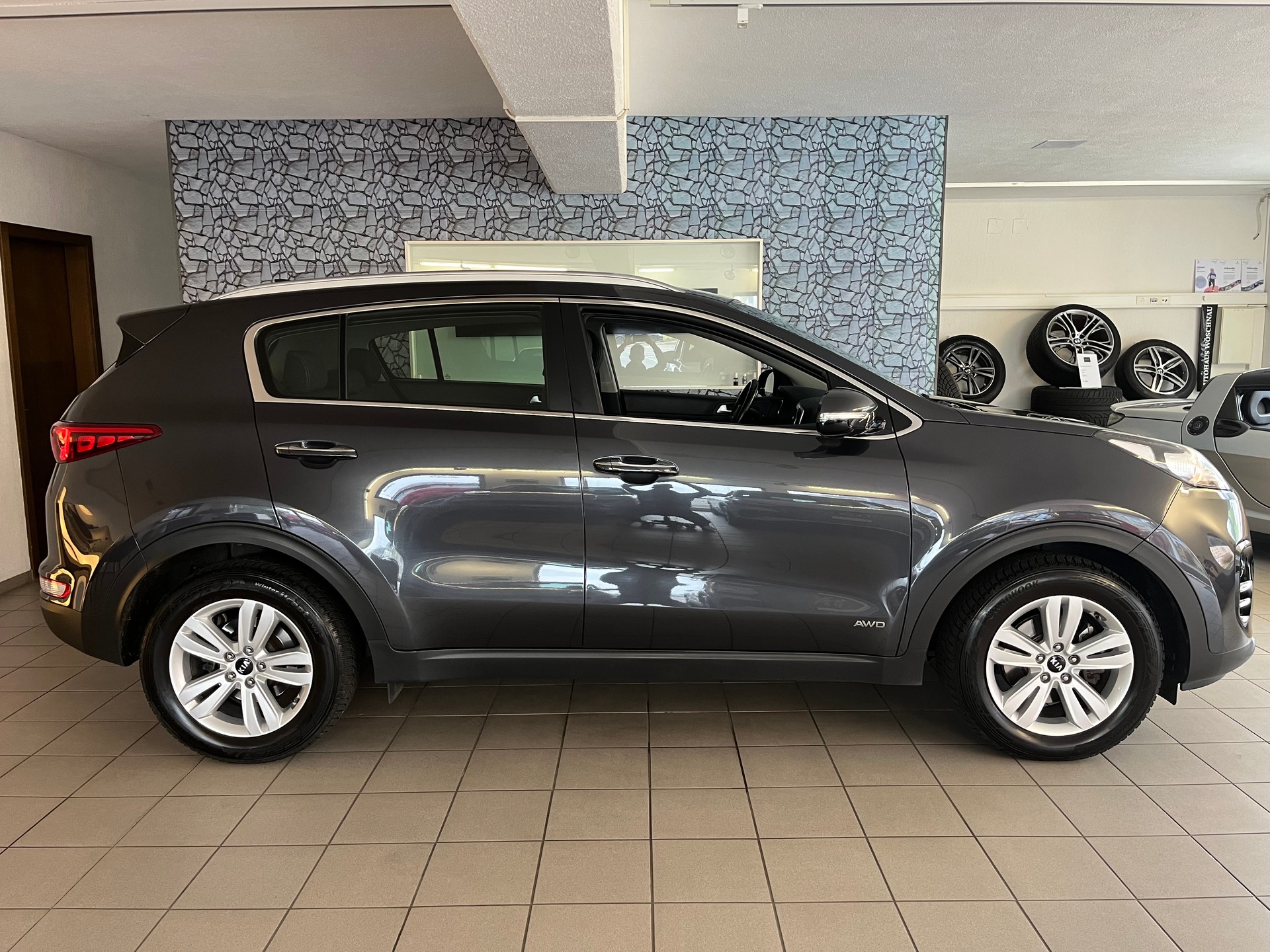 KIA Sportage 2.0CRDi Trend 4WD Automat-image-1