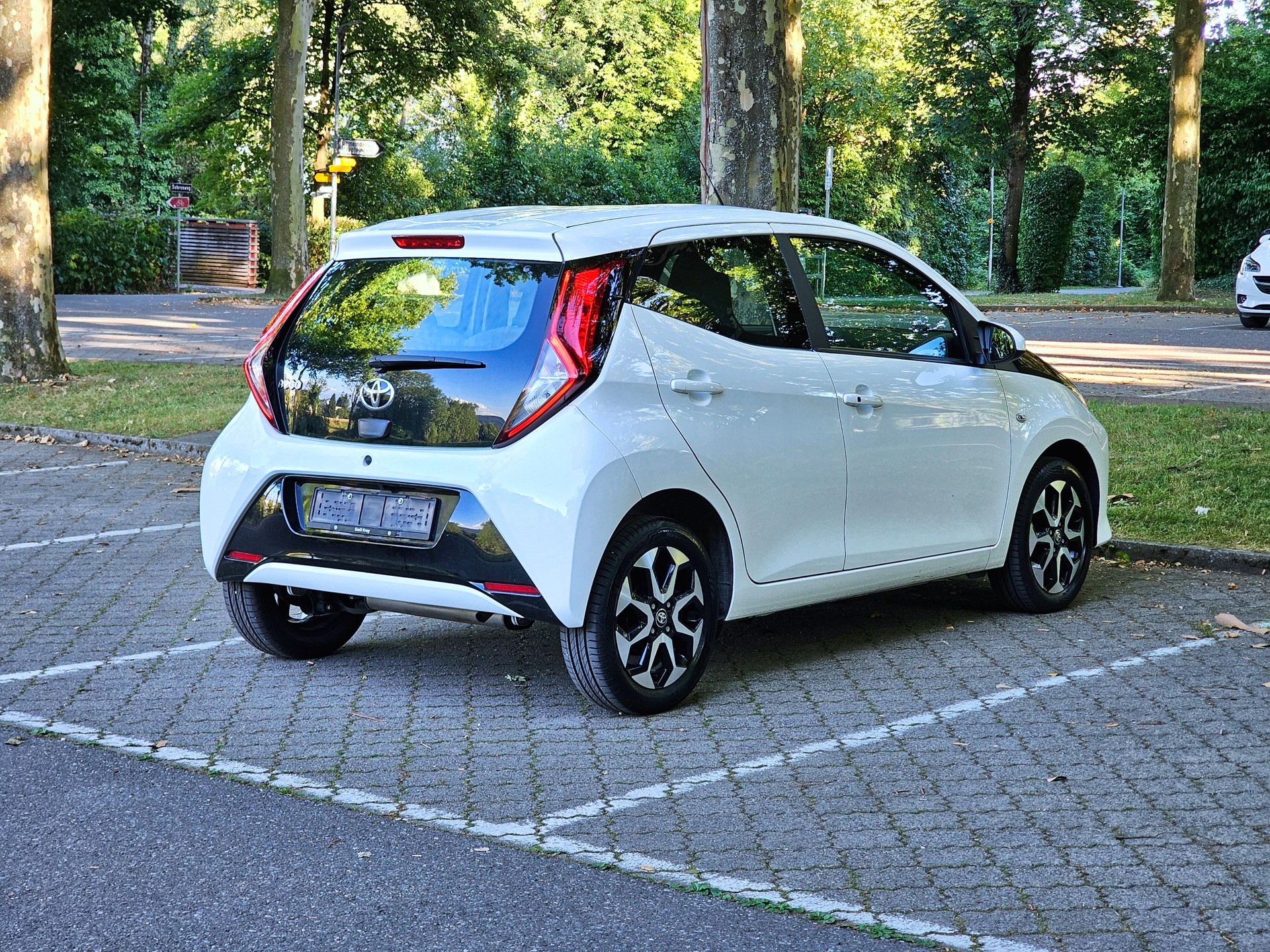 TOYOTA Aygo 1.0 VVT-i Limited White-image-2