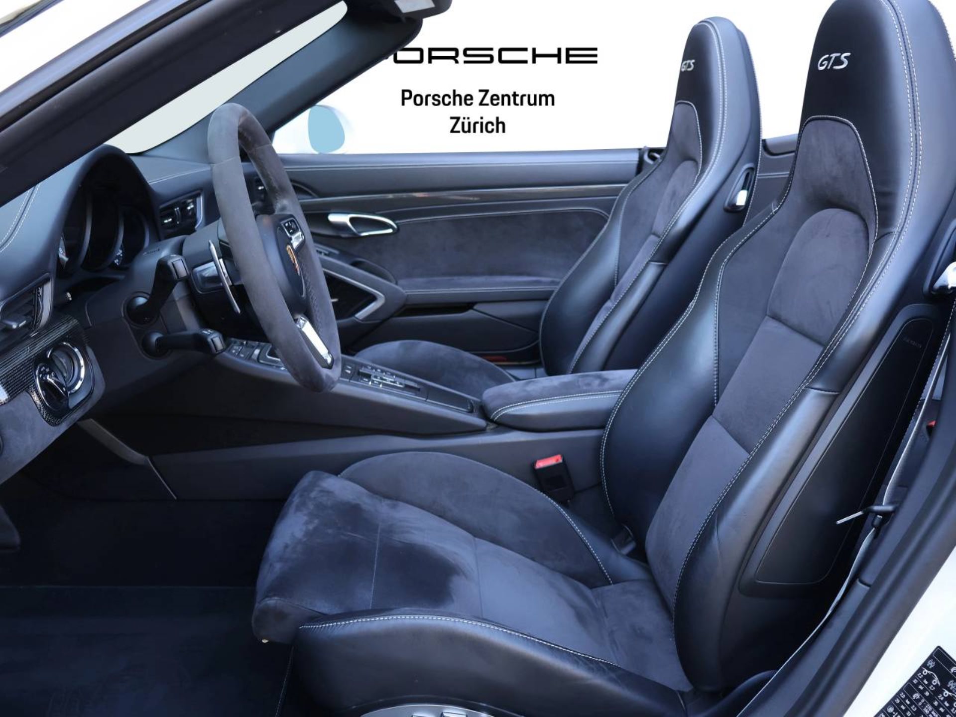 PORSCHE 911 Carrera 4 GTS Cabriolet-image-13