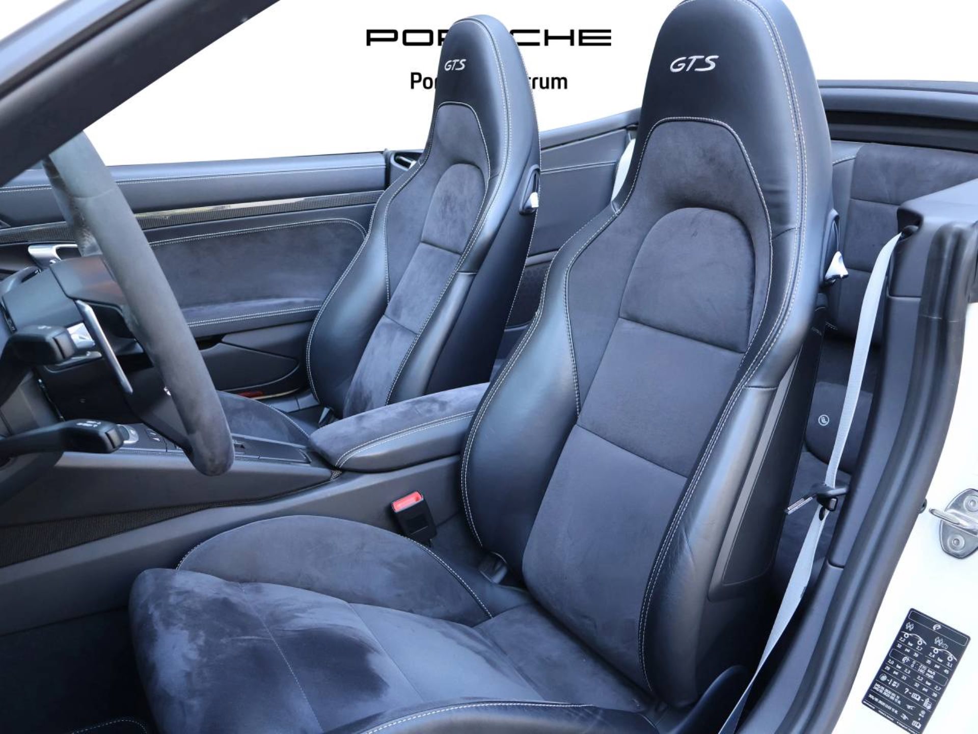 PORSCHE 911 Carrera 4 GTS Cabriolet-image-4
