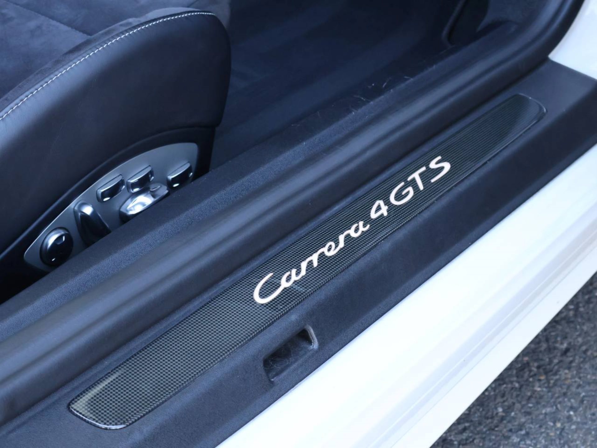 PORSCHE 911 Carrera 4 GTS Cabriolet-image-25