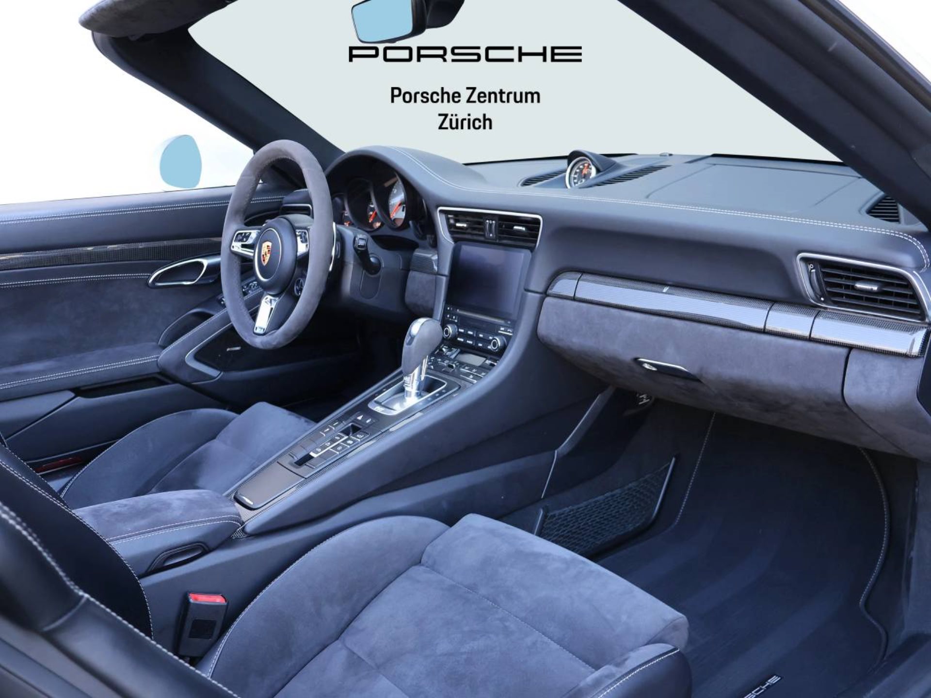 PORSCHE 911 Carrera 4 GTS Cabriolet-image-12