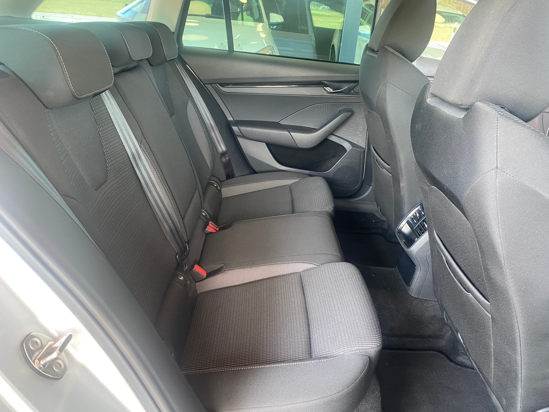 SKODA Octavia Combi 2.0 TDI DSG Ambition 4x4-image-7