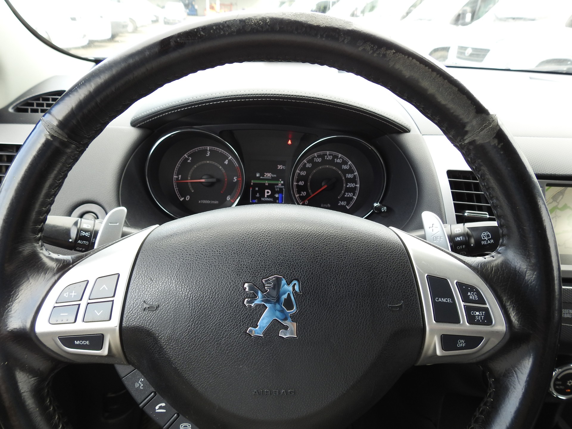 PEUGEOT 4007 2.2 HDi Platinum Edition-image-28