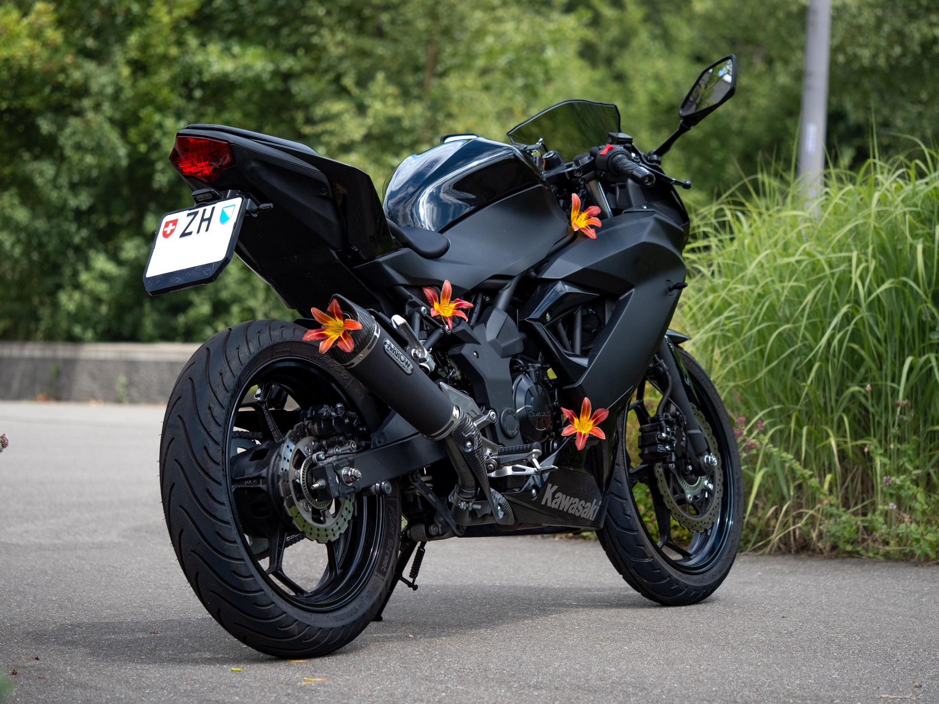 KAWASAKI Ninja 125 ABS All Black Edition-image-1