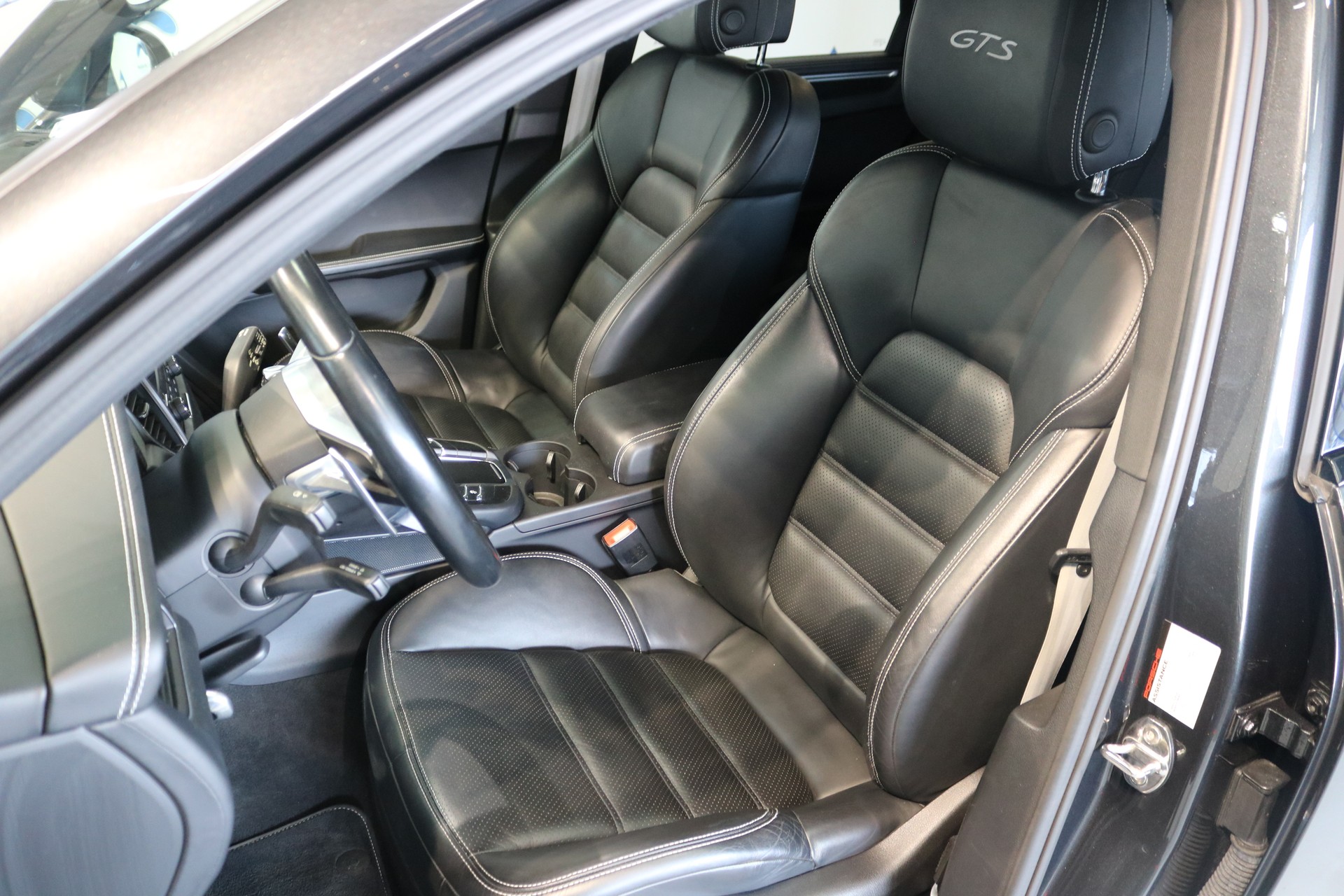 PORSCHE Macan GTS PDK-showroom-element-1
