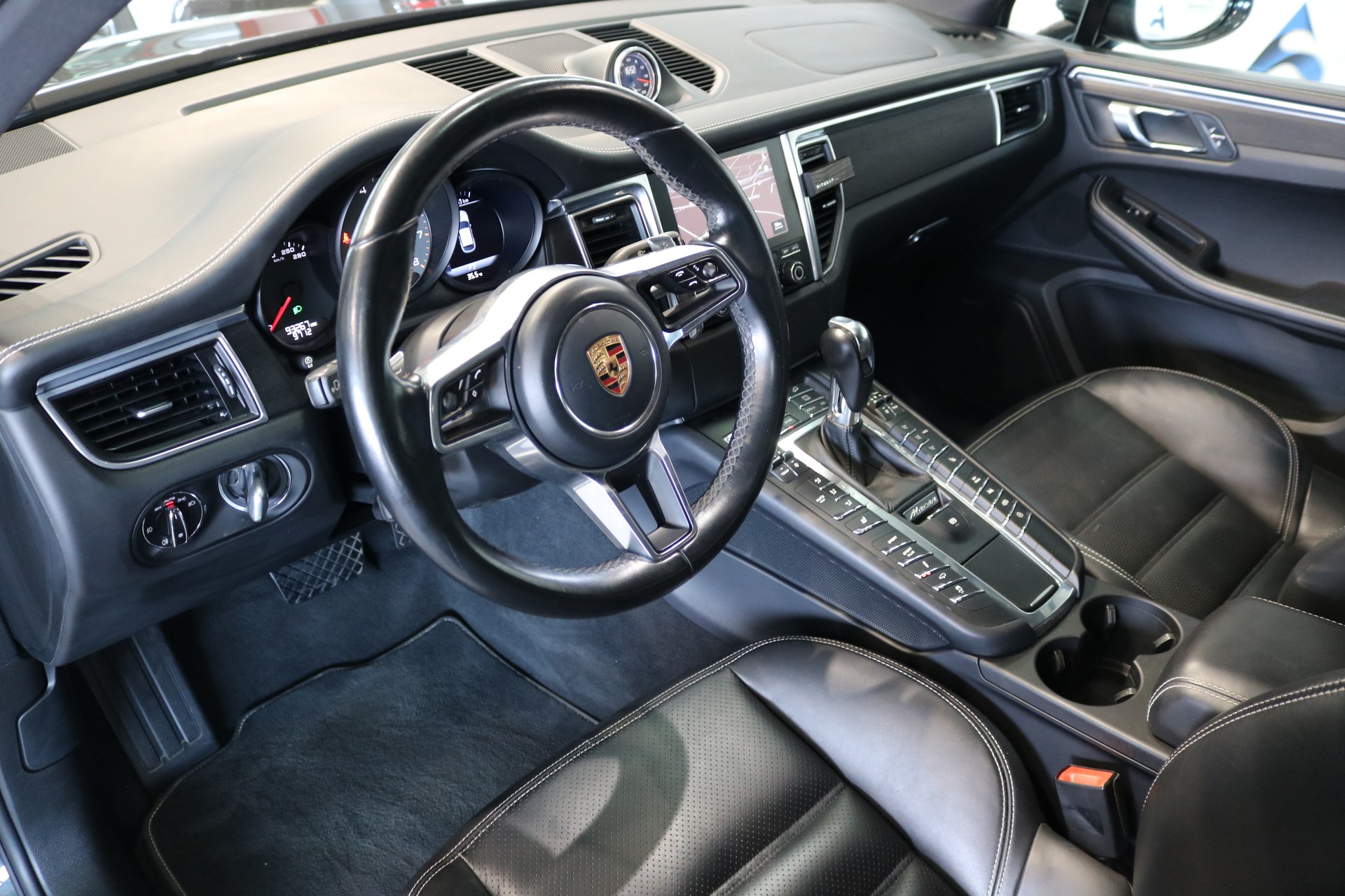 PORSCHE Macan GTS PDK-showroom-element-2