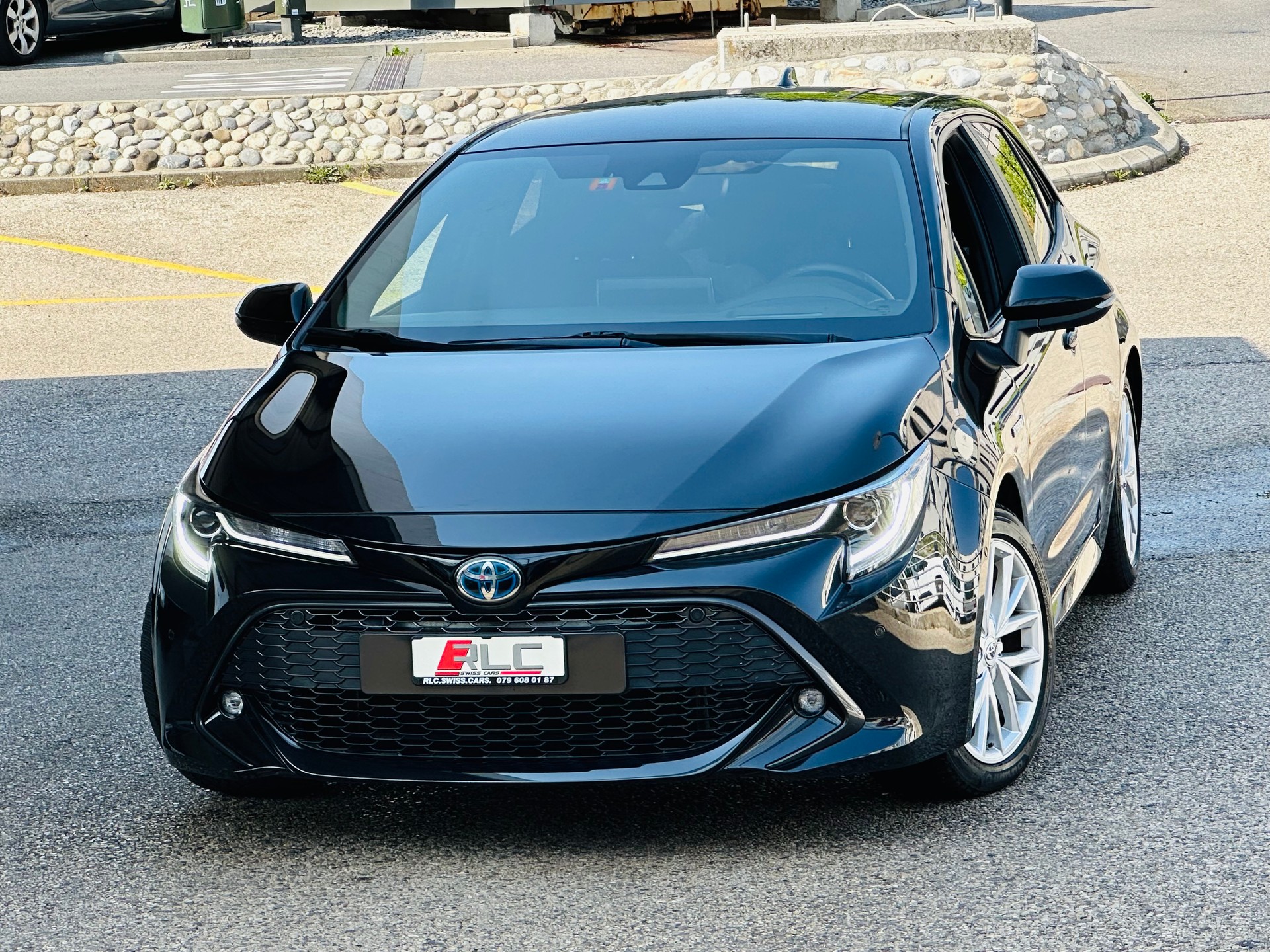 TOYOTA Corolla 2.0 HSD Trend e-CVT-showroom-element-1