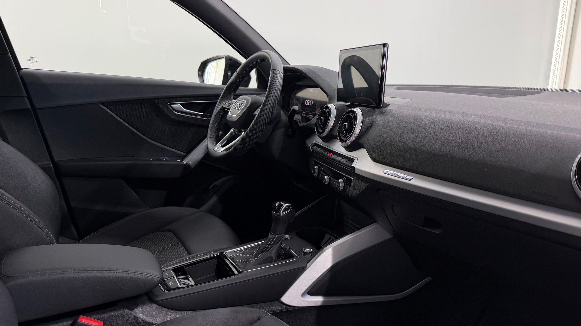 AUDI Q2 2.0 40 TFSI S Line quattro-showroom-element-3