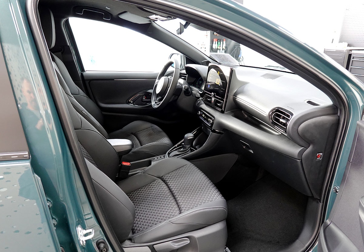 TOYOTA Yaris 1.5 Premium e-CVT-image-4