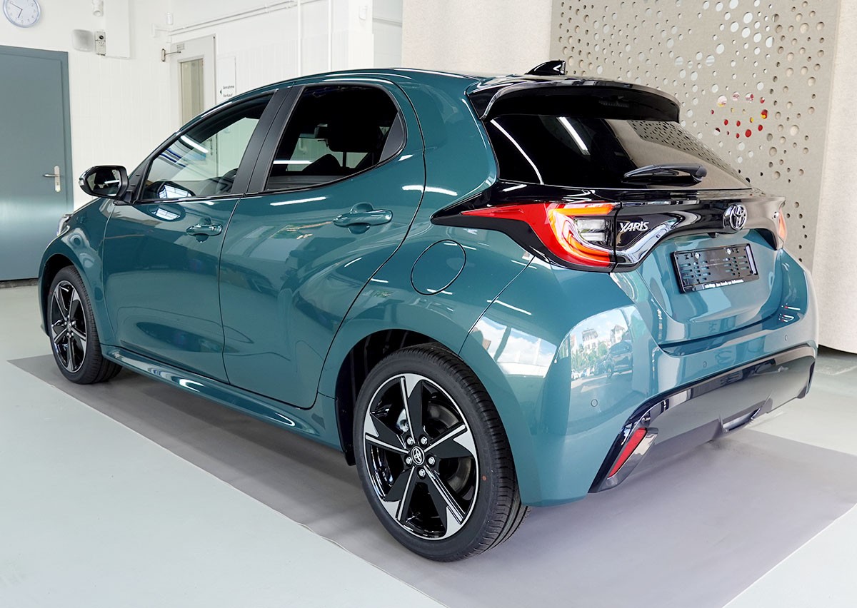 TOYOTA Yaris 1.5 Premium e-CVT-showroom-element-2