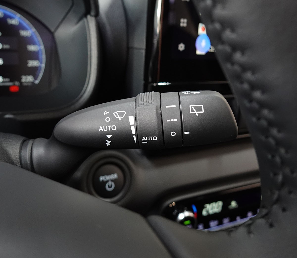 TOYOTA Yaris 1.5 Premium e-CVT-image-17