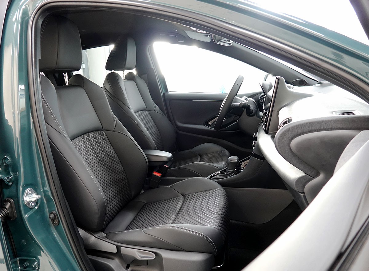 TOYOTA Yaris 1.5 Premium e-CVT-showroom-element-3