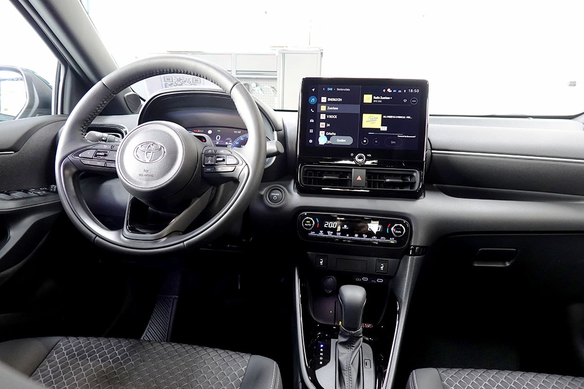 TOYOTA Yaris 1.5 Premium e-CVT-image-8