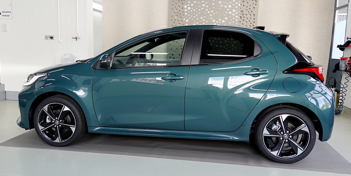 TOYOTA Yaris 1.5 Premium e-CVT-showroom-element-1