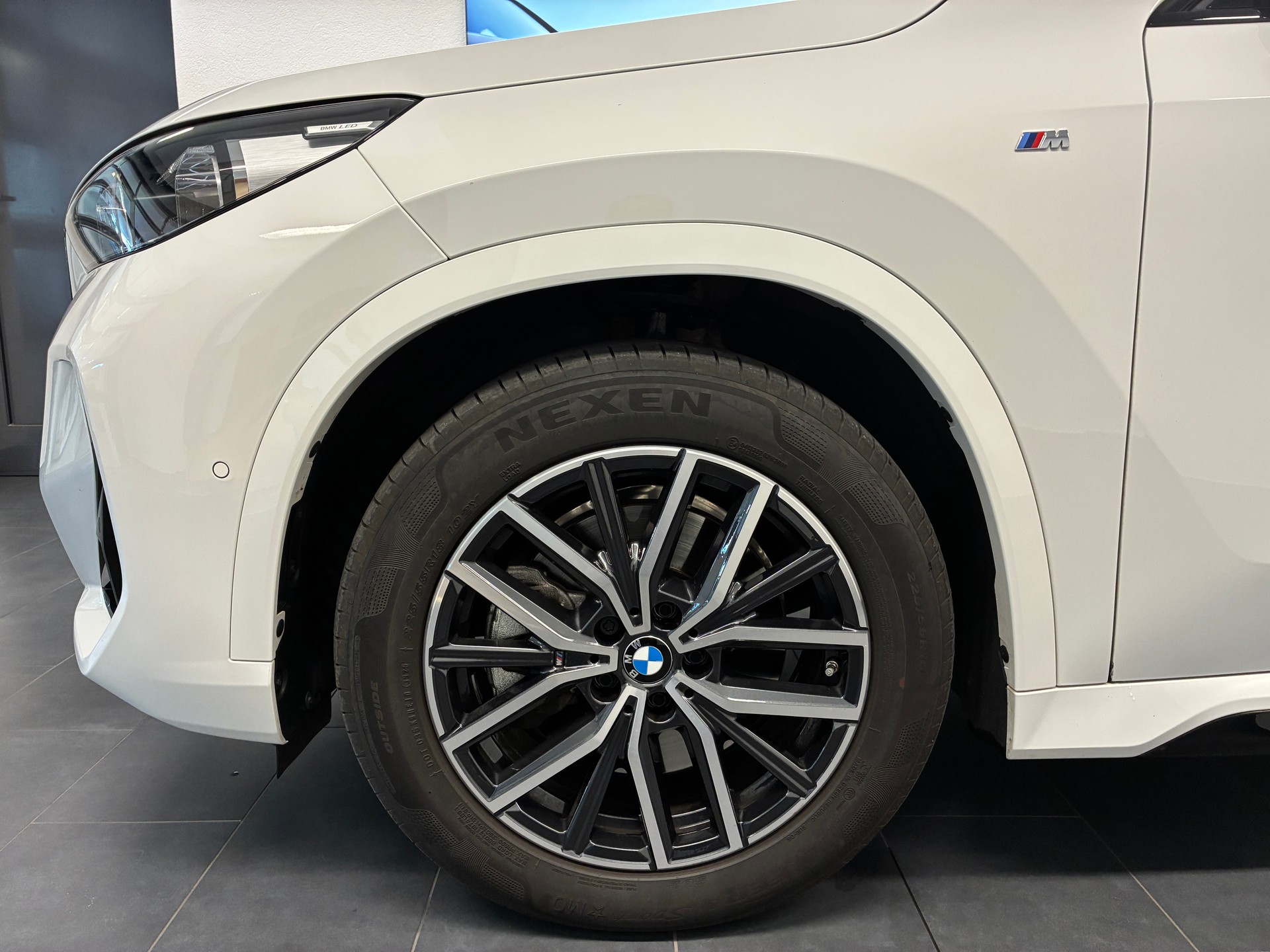 BMW X1 23i xDrive-showroom-element-2