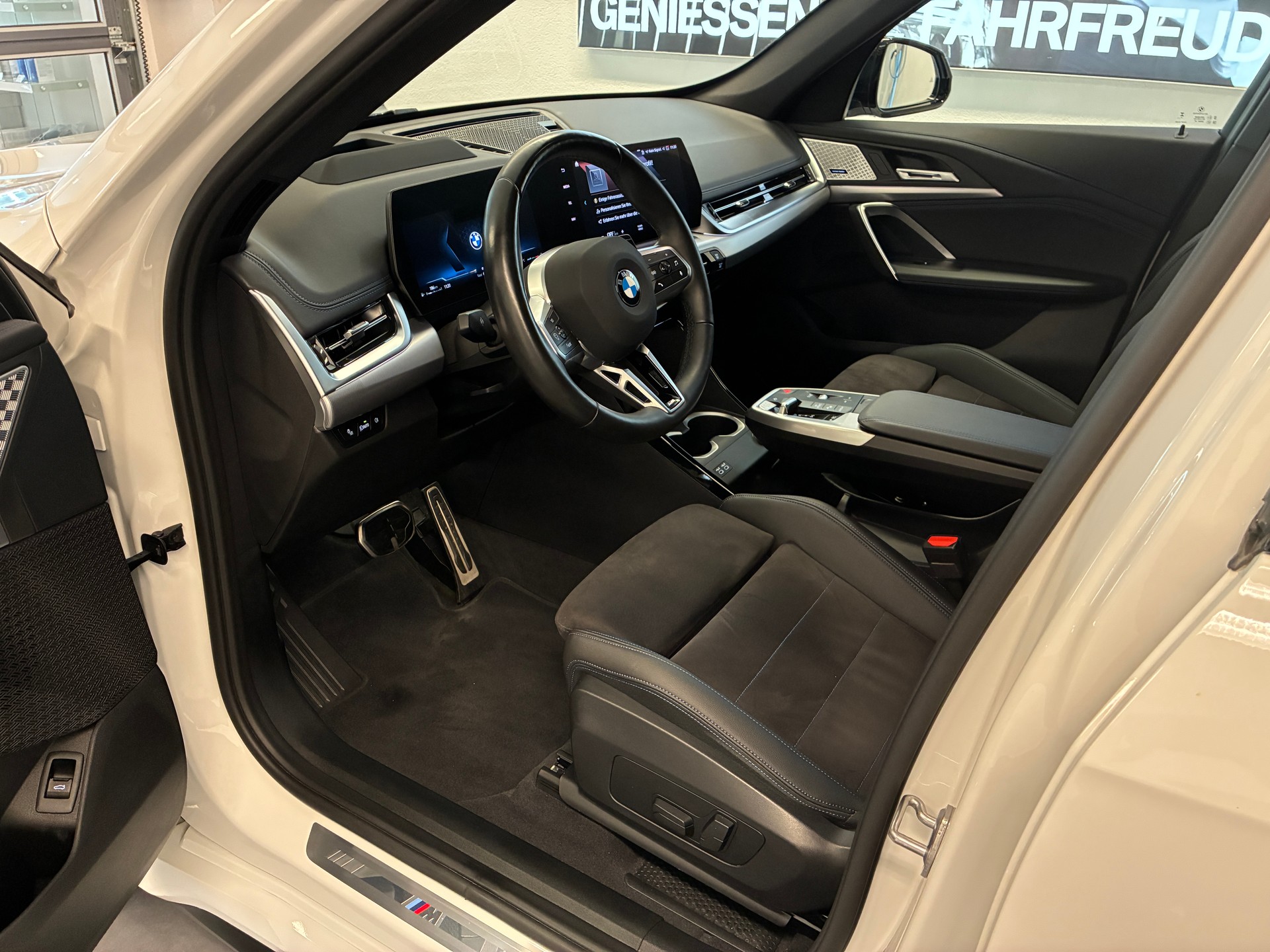 BMW X1 23i xDrive-image-8