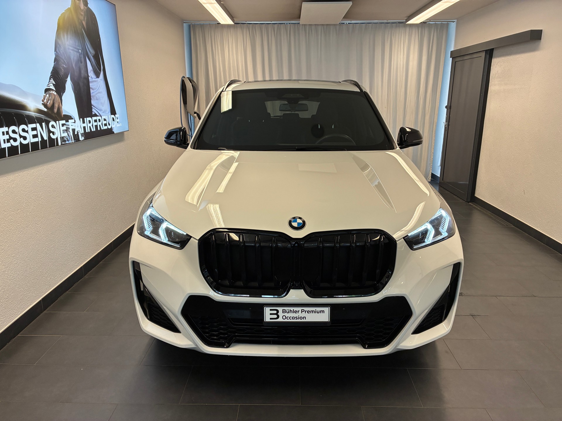BMW X1 23i xDrive-showroom-element-1