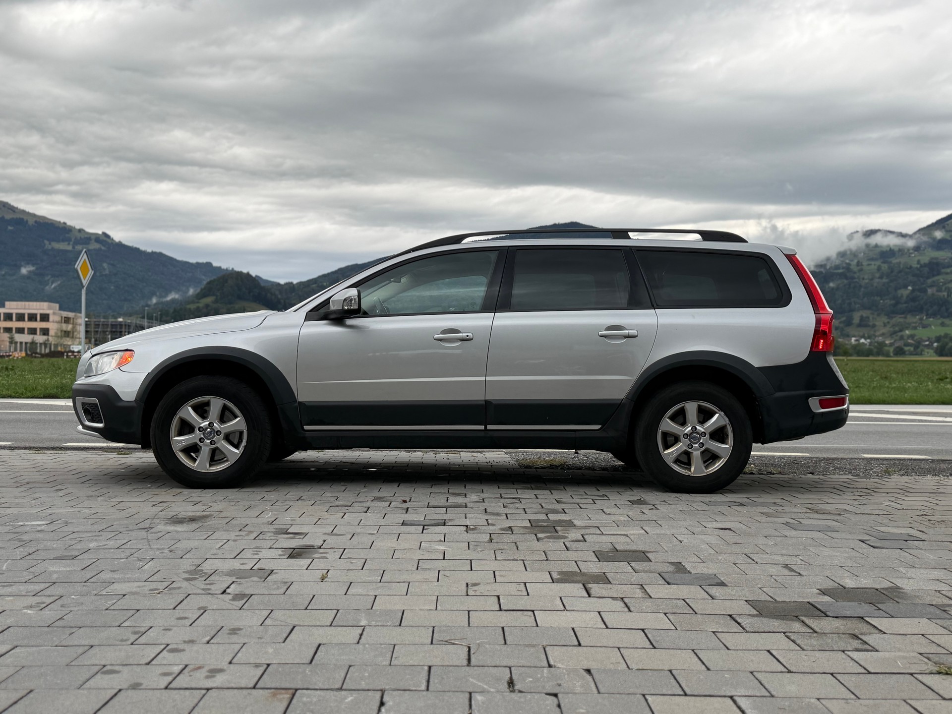VOLVO XC70 D5 AWD Momentum Geartronic-image-3