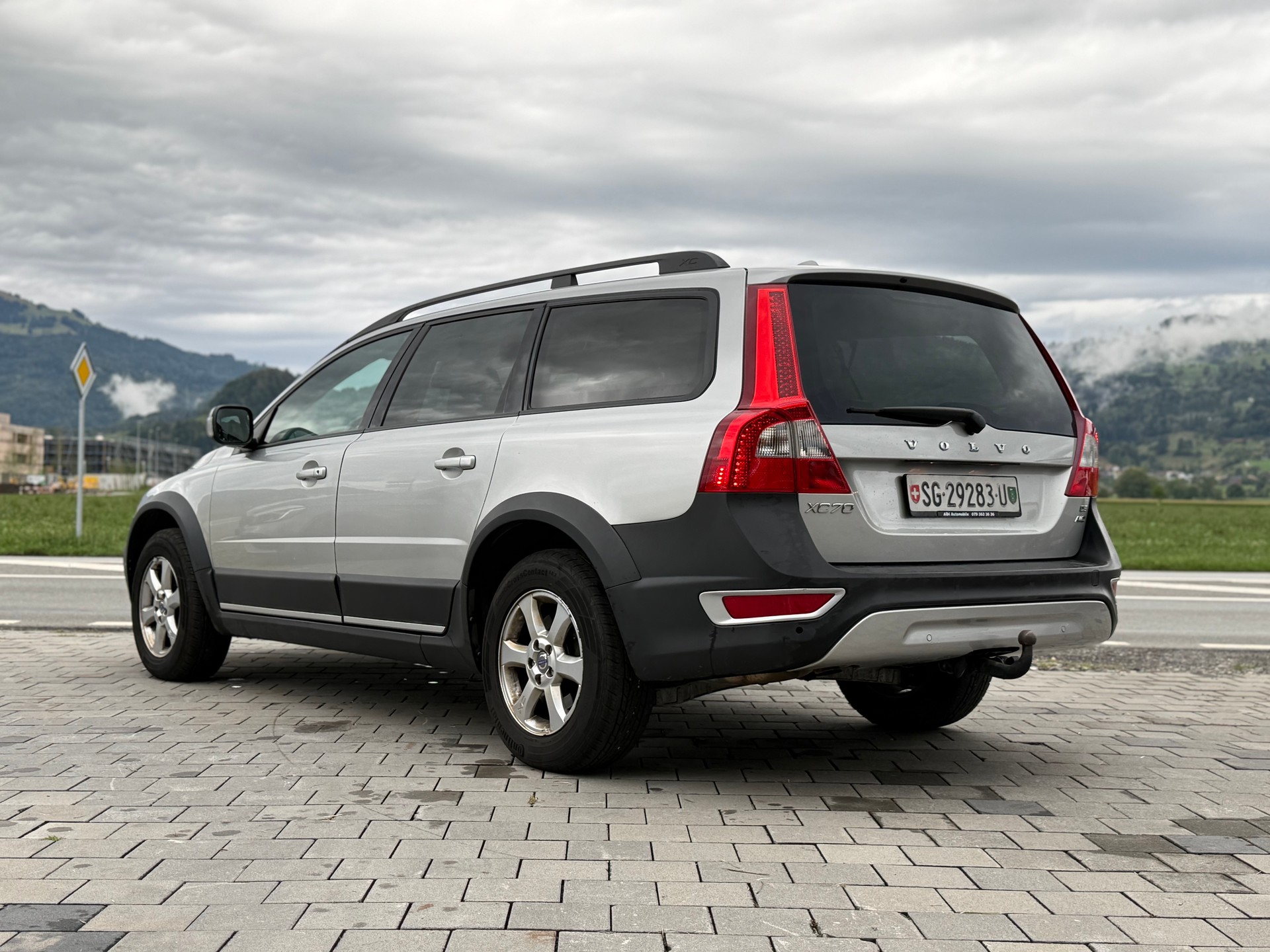 VOLVO XC70 D5 AWD Momentum Geartronic-image-9