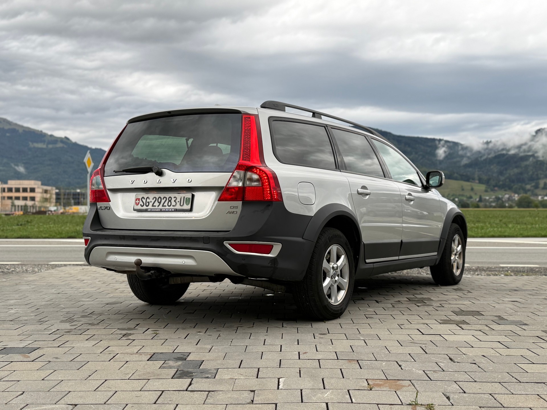 VOLVO XC70 D5 AWD Momentum Geartronic-image-5