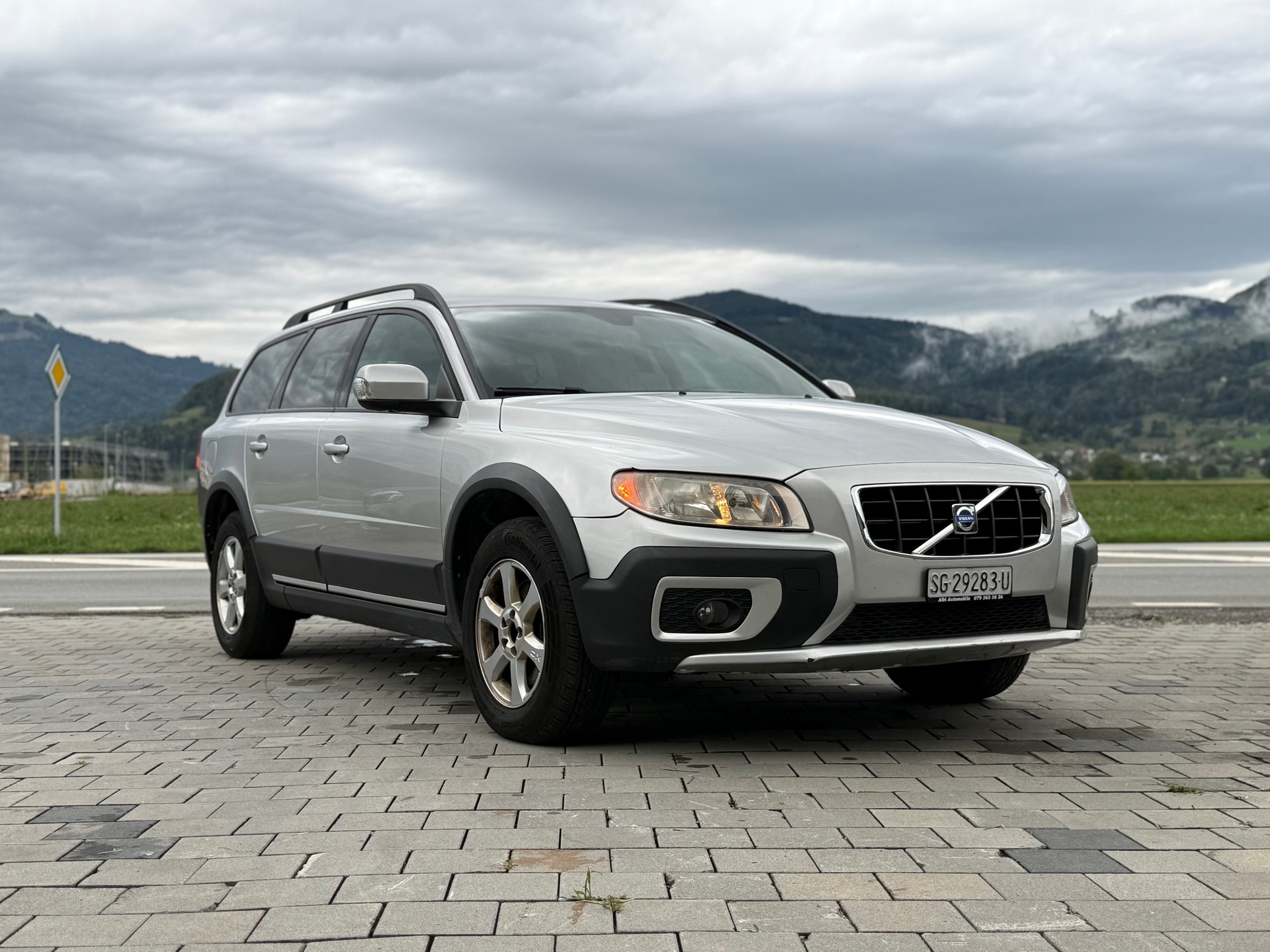 VOLVO XC70 D5 AWD Momentum Geartronic-image-1