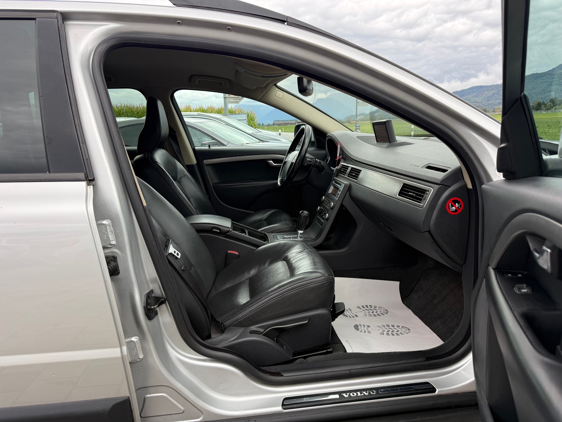 VOLVO XC70 D5 AWD Momentum Geartronic-image-12