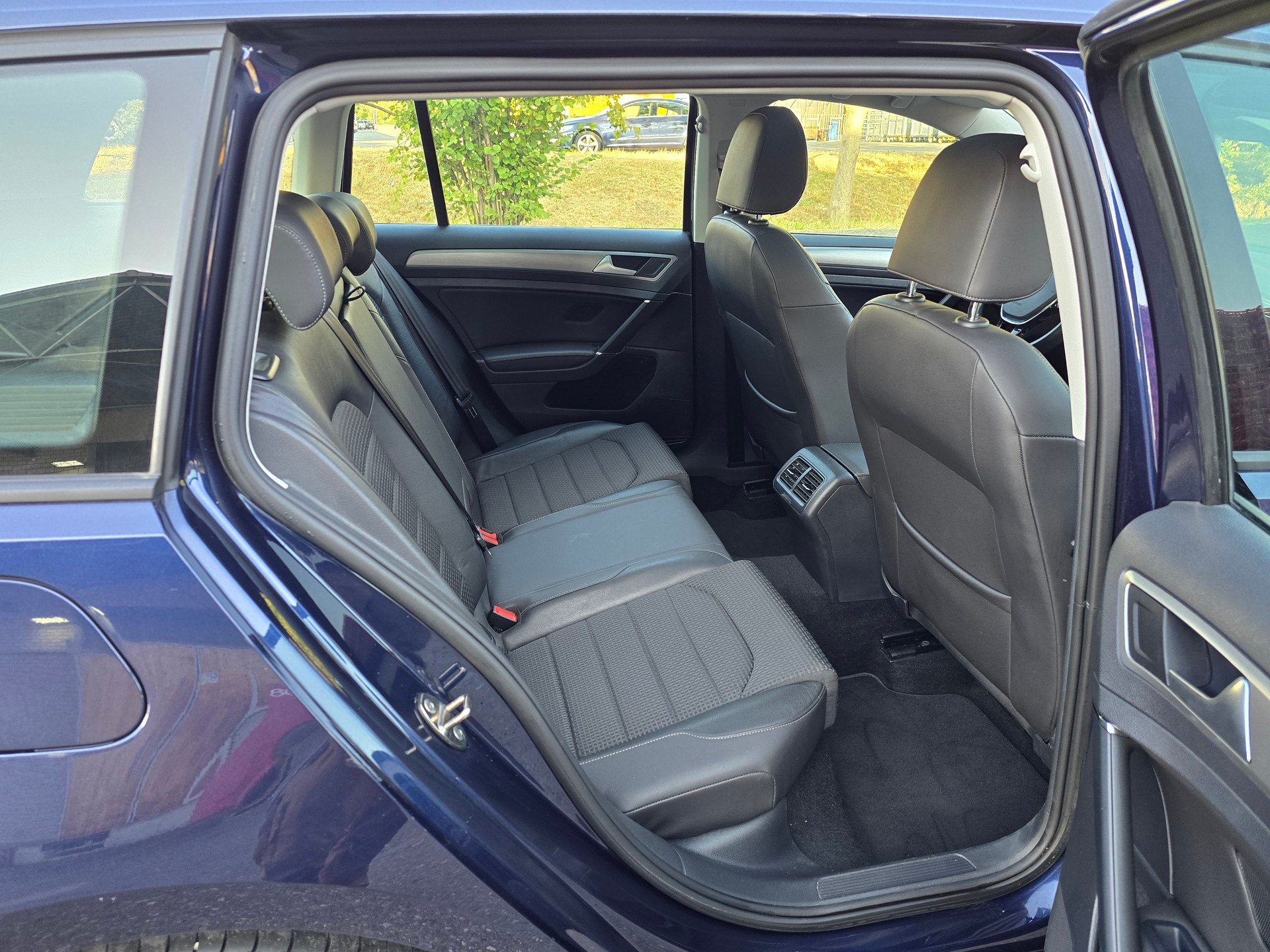 VW Golf Variant 1.4 TGI BlueMotion Highline DSG-image-11