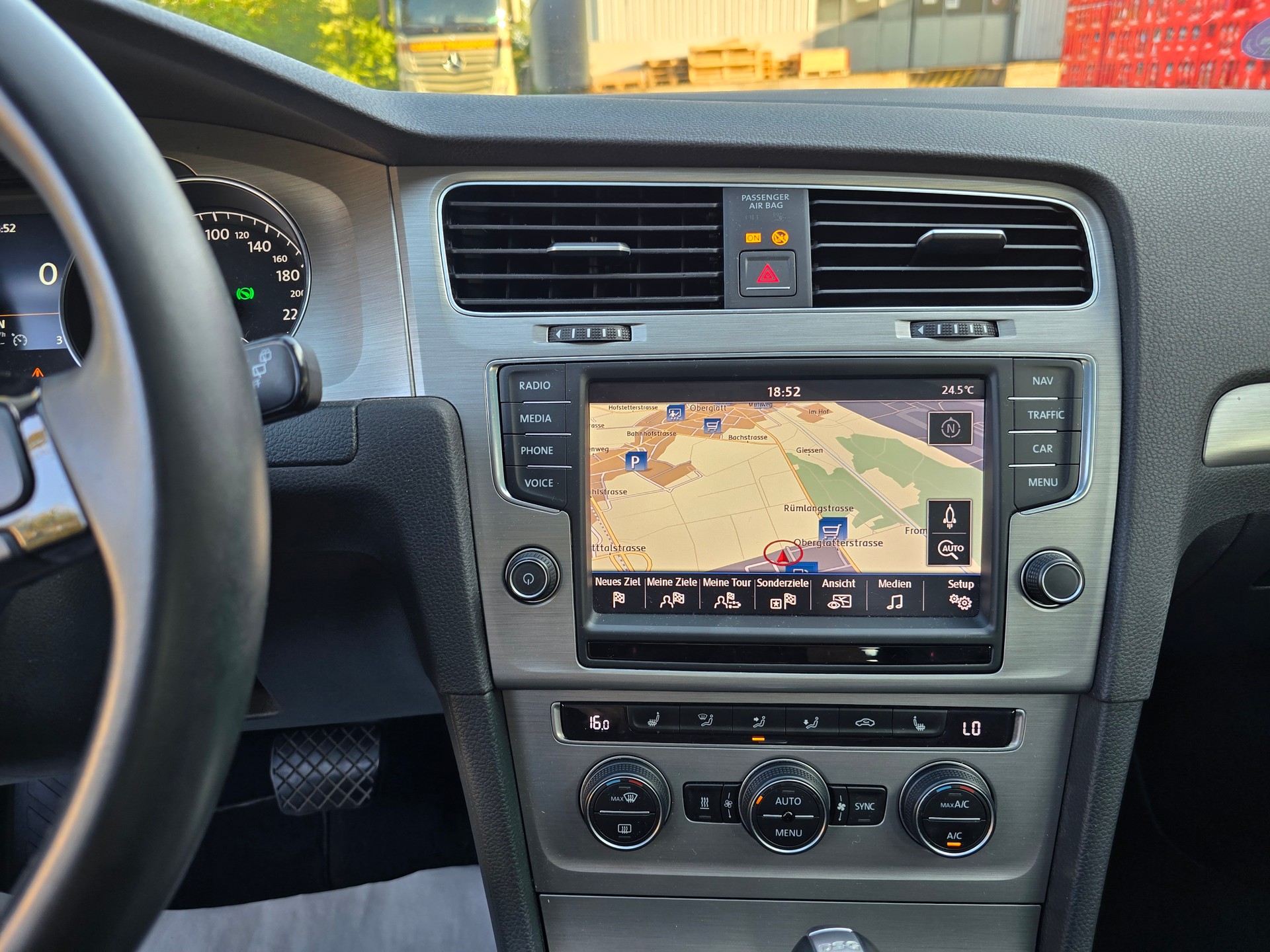 VW Golf Variant 1.4 TGI BlueMotion Highline DSG-image-24