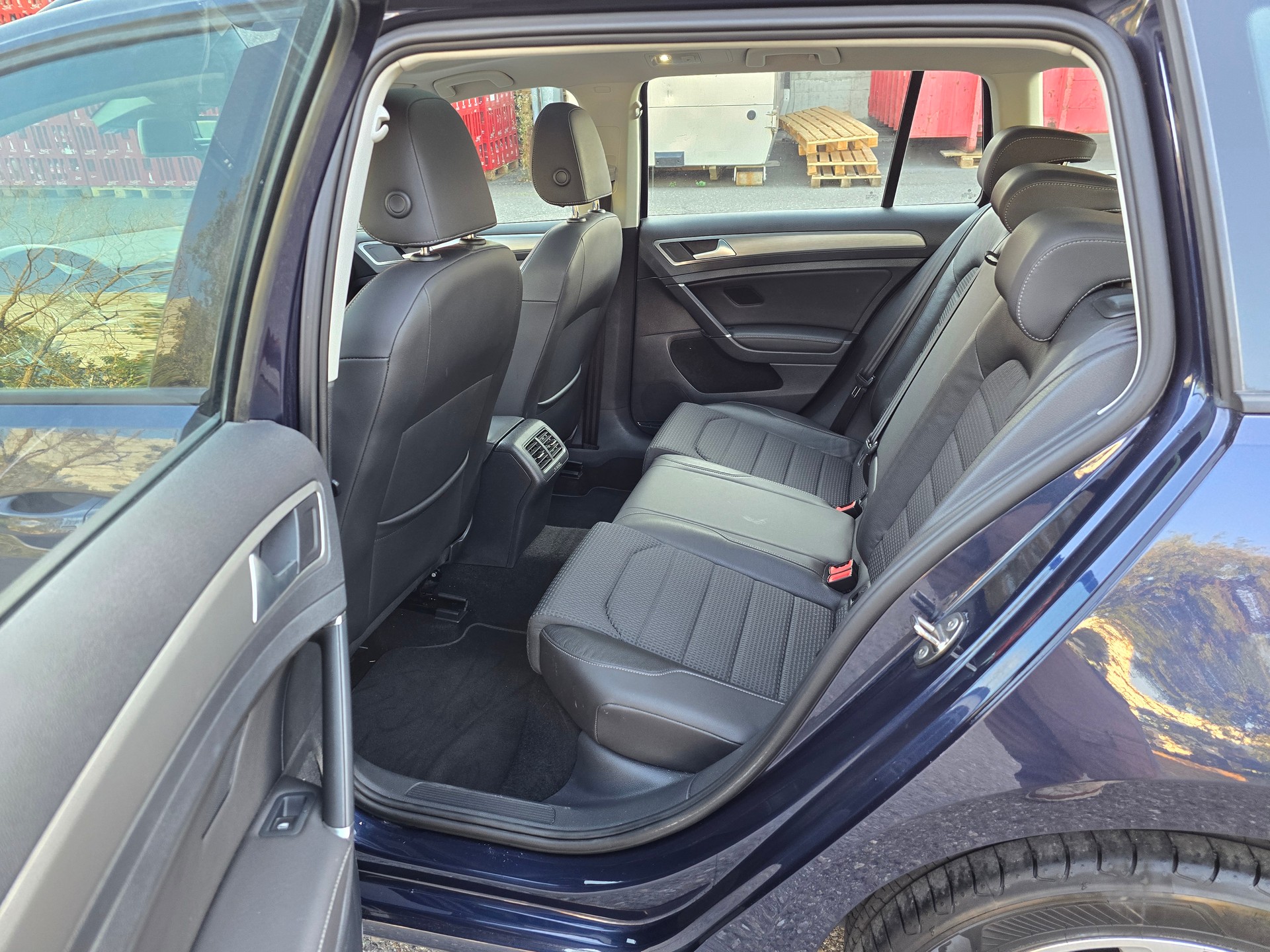 VW Golf Variant 1.4 TGI BlueMotion Highline DSG-image-16