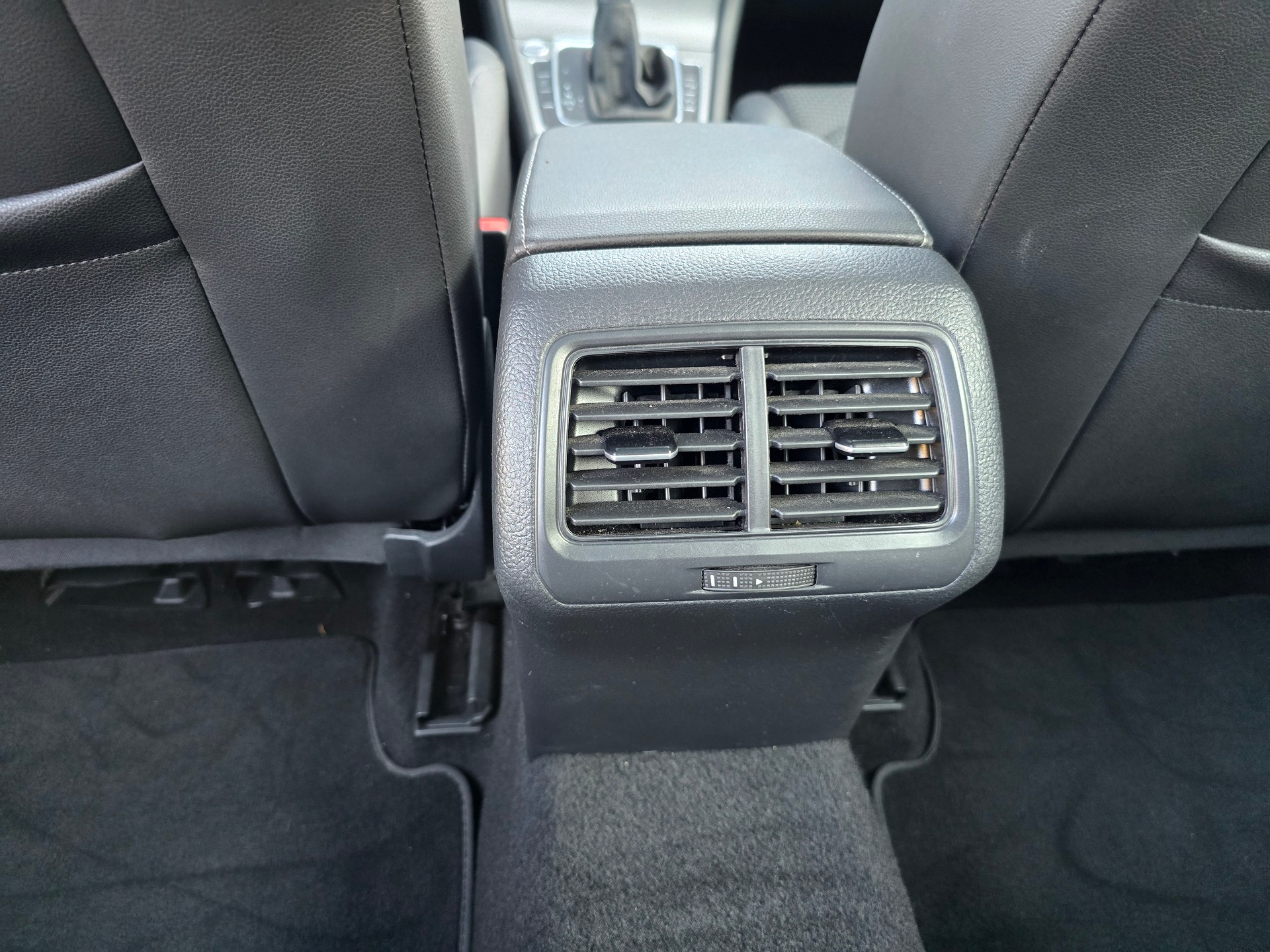 VW Golf Variant 1.4 TGI BlueMotion Highline DSG-image-17