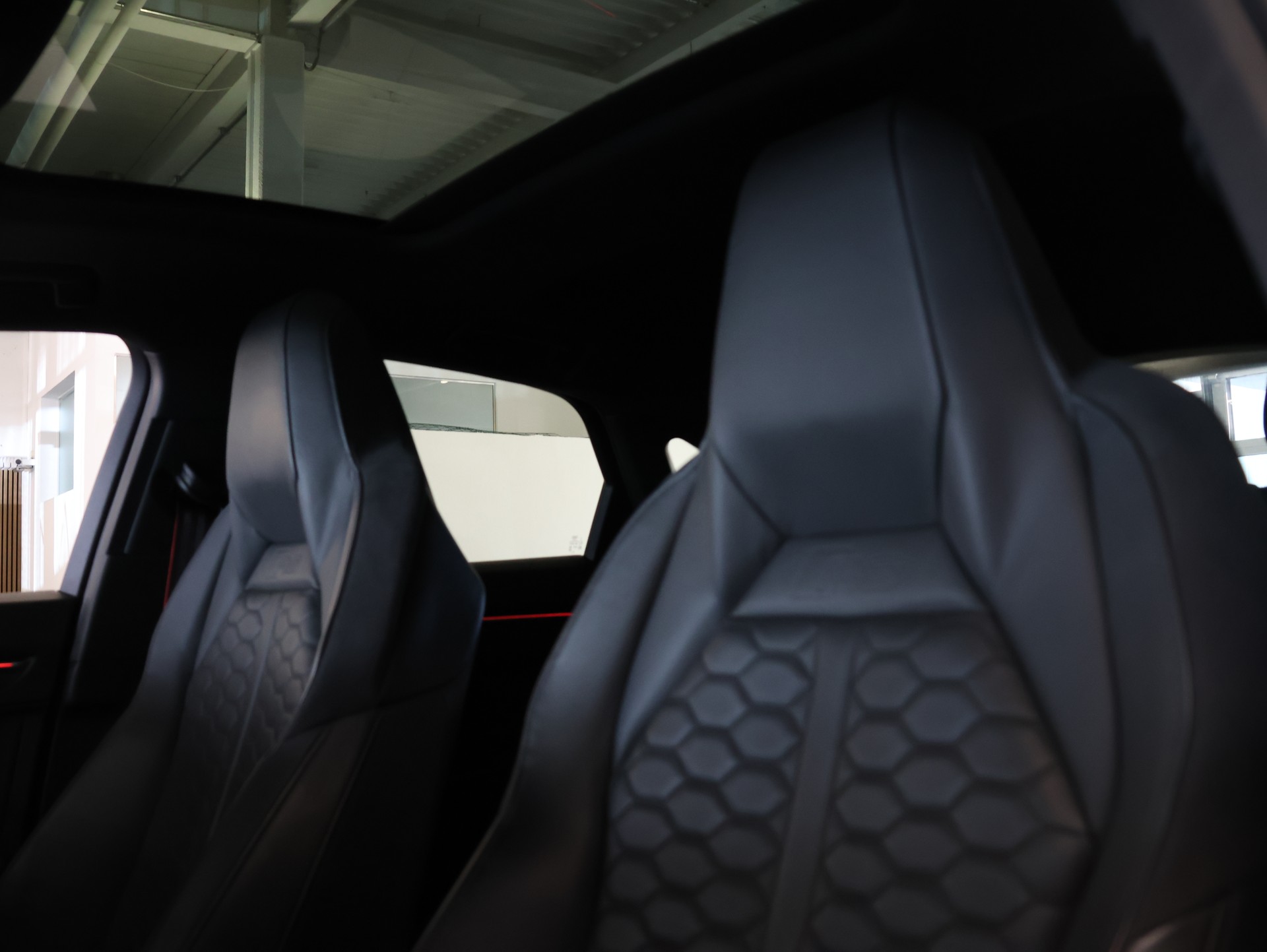 AUDI RS Q3 Sportback quattro S tronic *NARDO-GRAU LACKIERUNG*-image-14