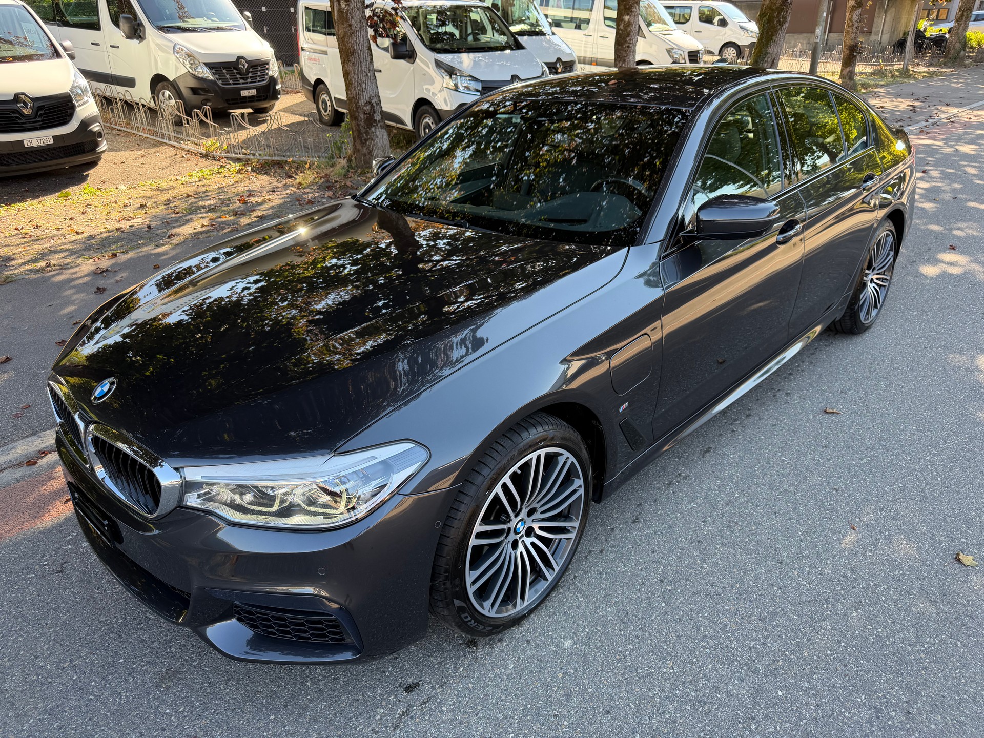 BMW 530e xDrive Pure M Sport Edition Steptronic-showroom-element-2
