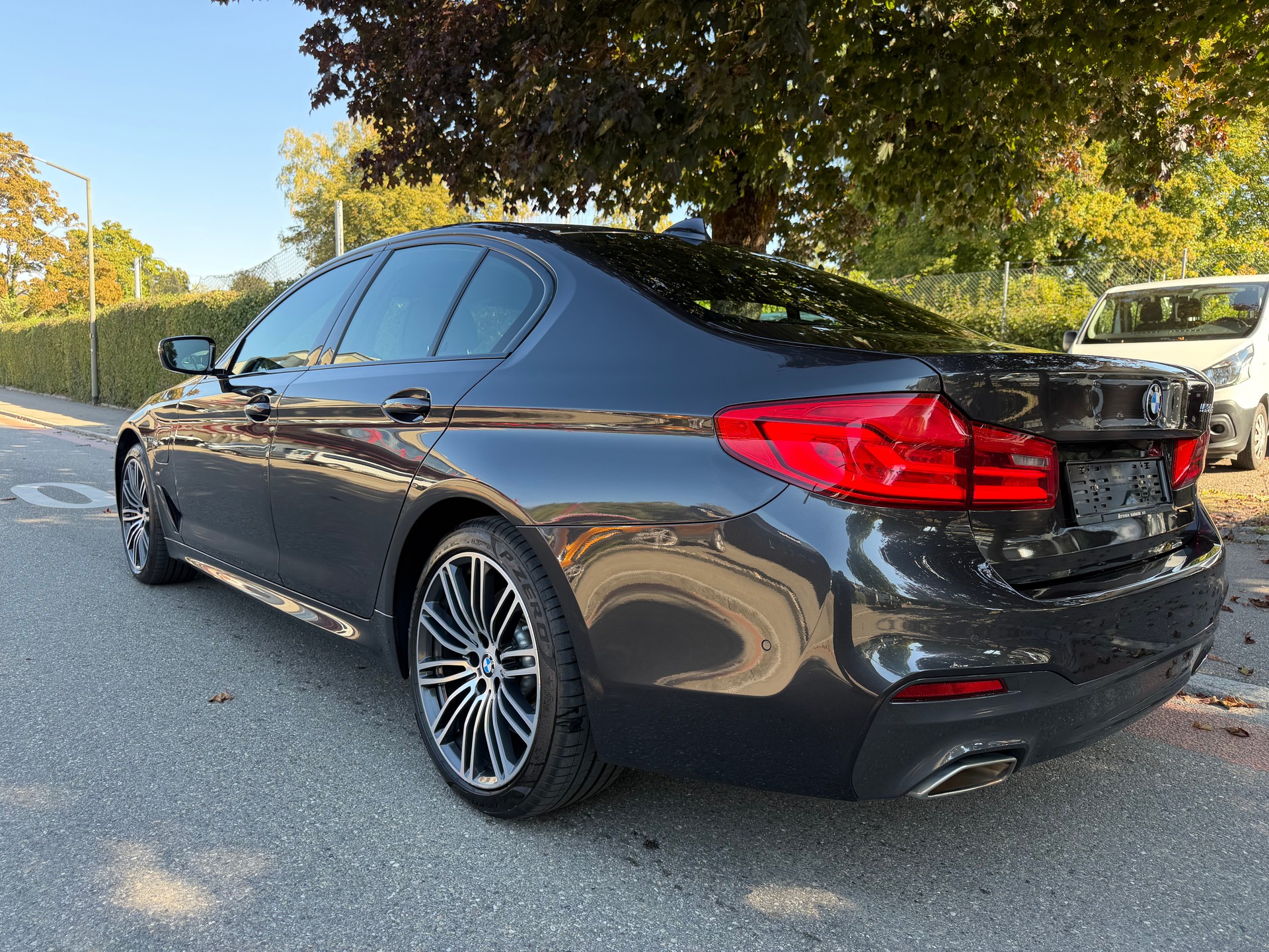 BMW 530e xDrive Pure M Sport Edition Steptronic-image-4