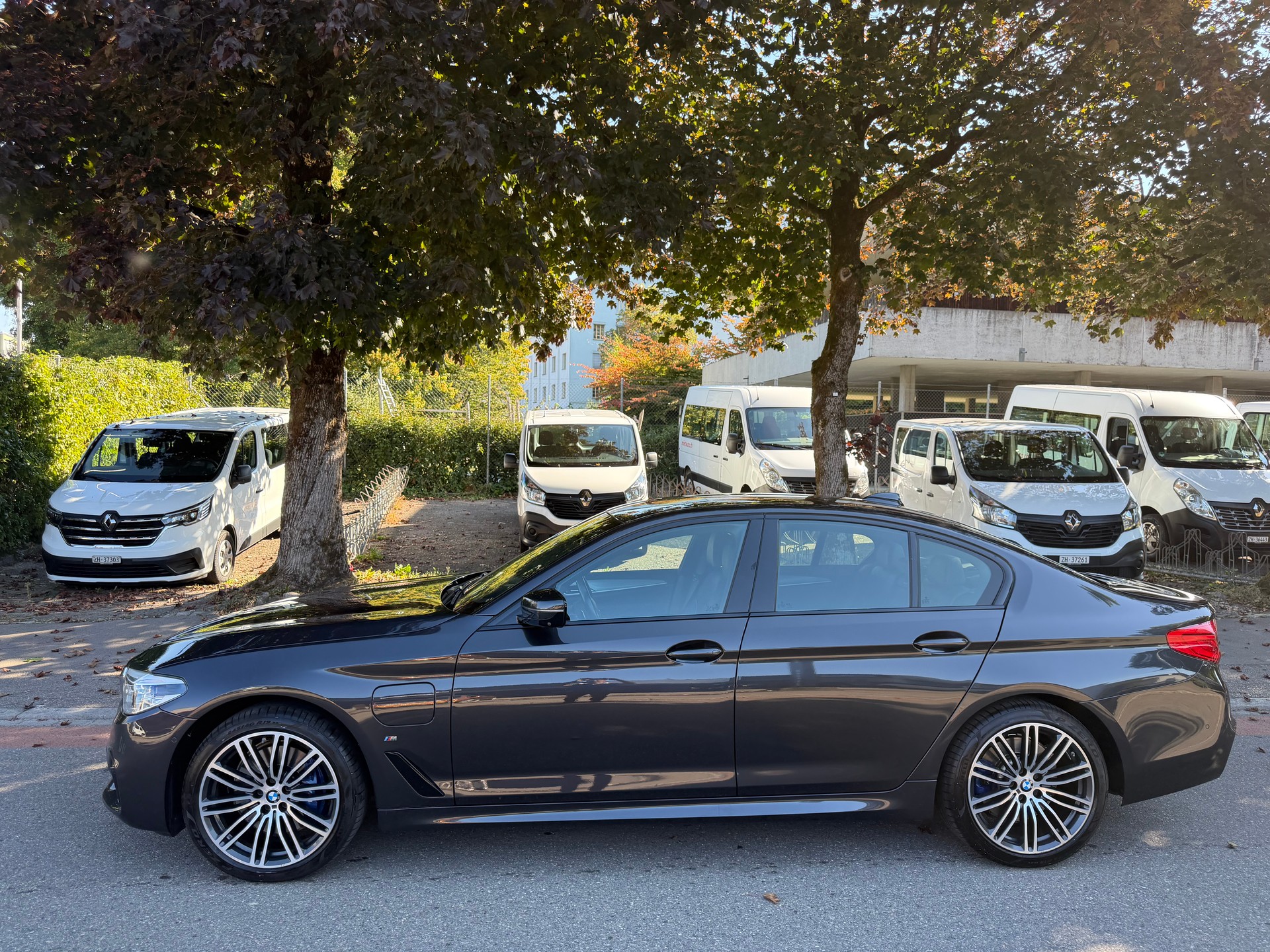 BMW 530e xDrive Pure M Sport Edition Steptronic-showroom-element-3