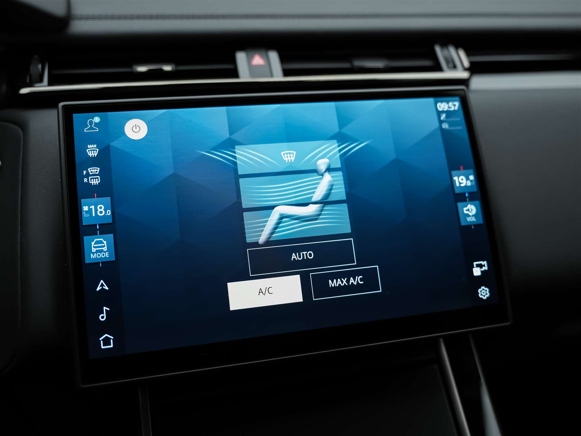 LAND ROVER Range Rover Velar Dynamic SE D 300 I6 MHEV Automatic *Facelift*Panorama*Werksgarantie*-image-35