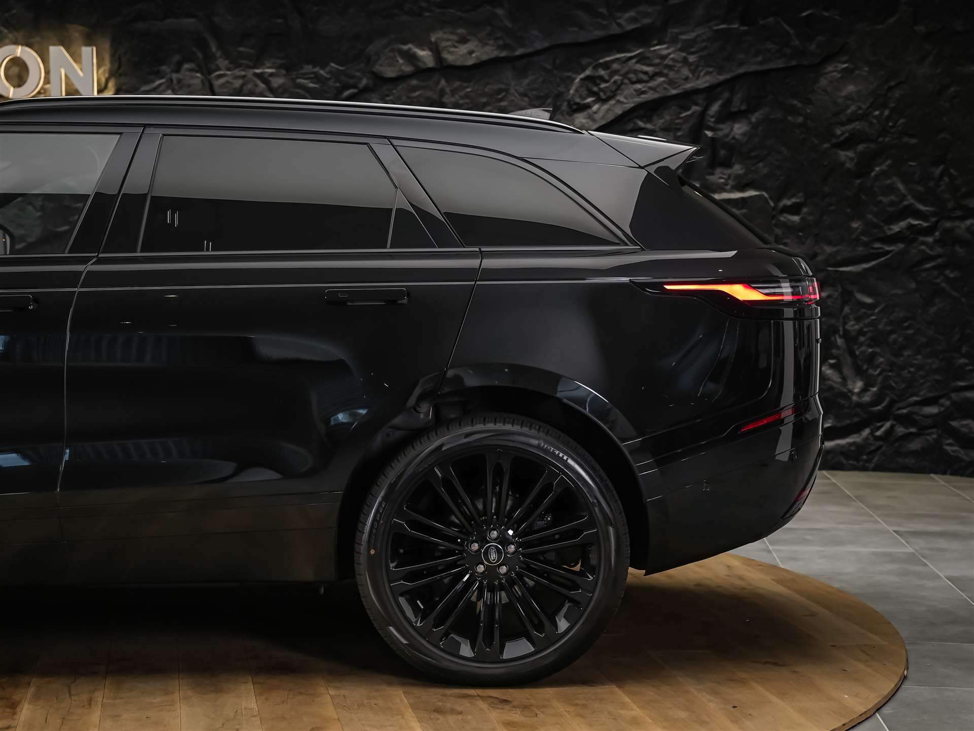 LAND ROVER Range Rover Velar Dynamic SE D 300 I6 MHEV Automatic *Facelift*Panorama*Werksgarantie*-image-20