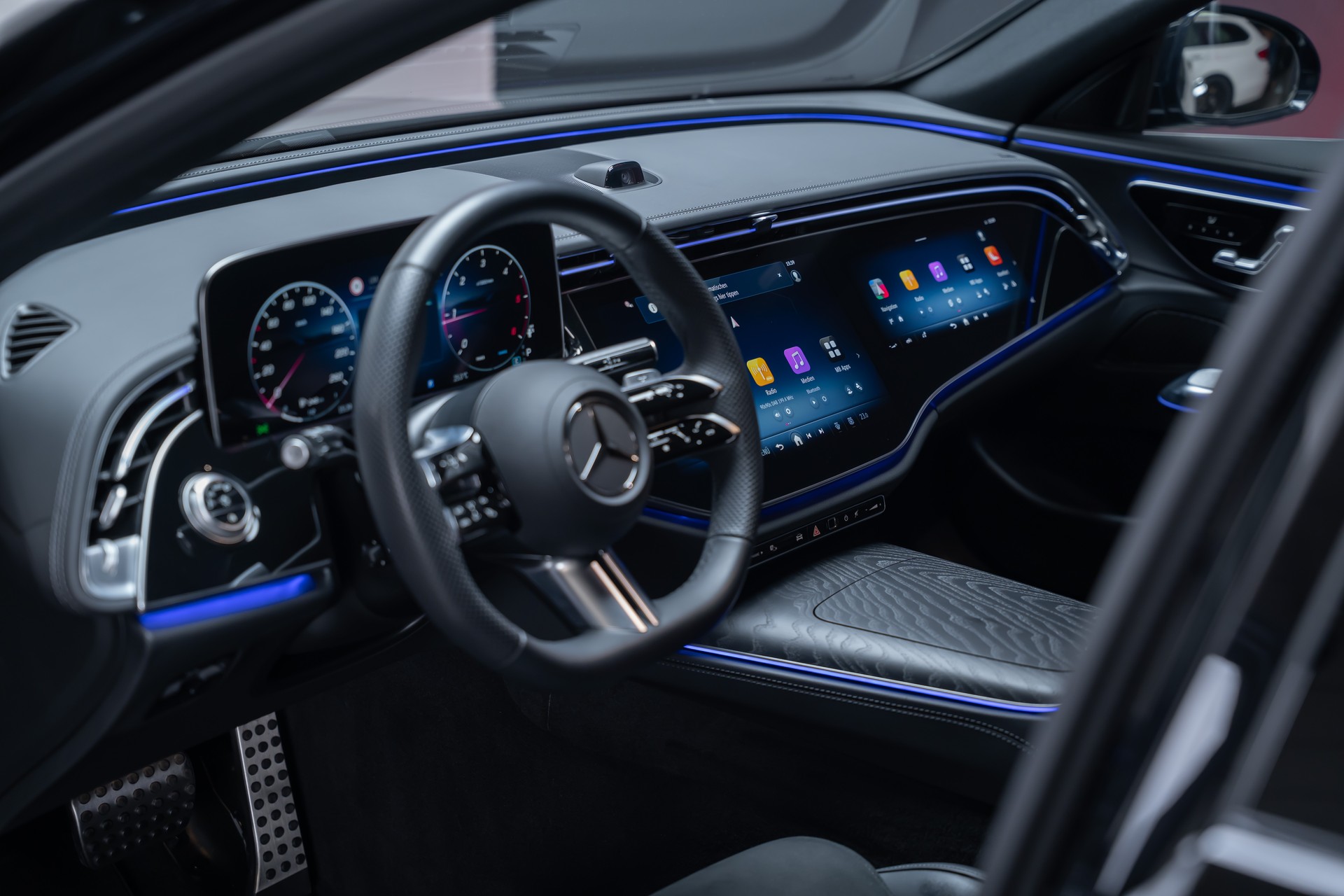 MERCEDES-BENZ E 220 d AMG Line / Hyperscreen / 360°Kamera / el.Sitze-image-11