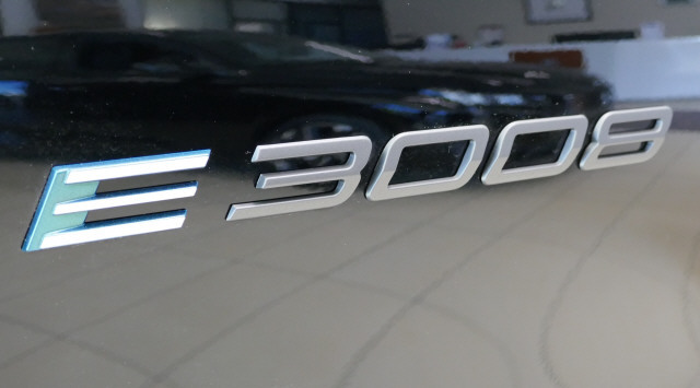 PEUGEOT 3008 73kWh Allure-showroom-element-1