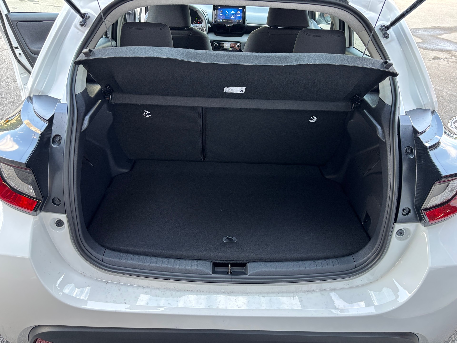 TOYOTA Yaris 1.5 Comfort e-CVT-image-8