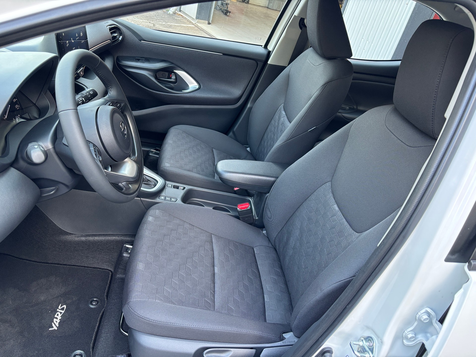 TOYOTA Yaris 1.5 Comfort e-CVT-image-5